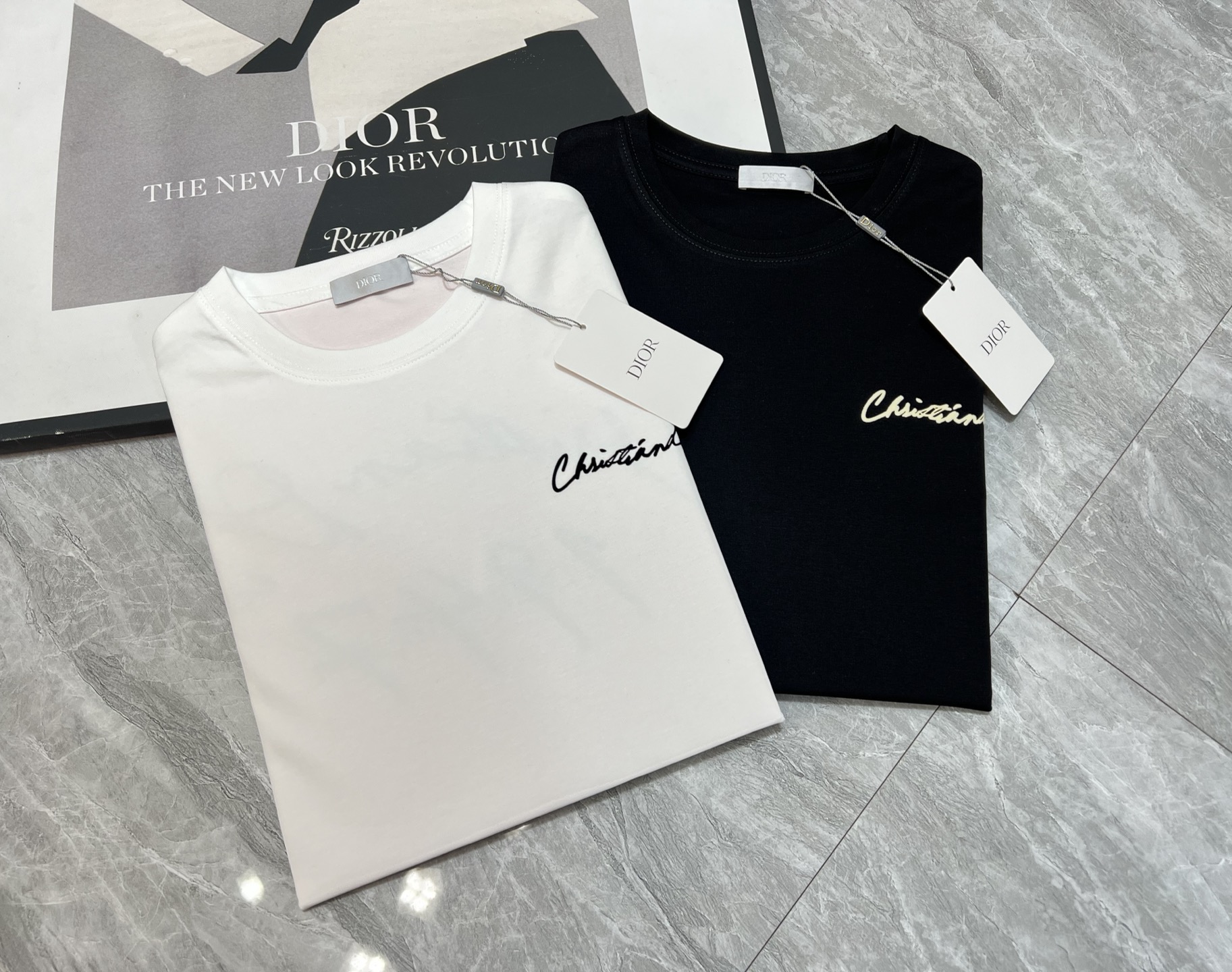 NO:140188,Dior/Dior 2025 new spring and summer products are available, complete three standards, mercerized cotton round neck short-sleeved T-shirt, no need to introduce too much good products, look at the details, counter number M-XXXL /140 suggestions L,,dior,dior,T-shirt,tees,t-shirt,alexander wang19860909Dior/迪奥 2025年春夏新品上新 三标齐全 丝光棉圆领短袖T恤 好货不用过多介绍 看细节 专柜码数M-XXXL /140建议L,,dior,dior,T-shirt,tees，t-shirt,alexander wang,Men's clothing
