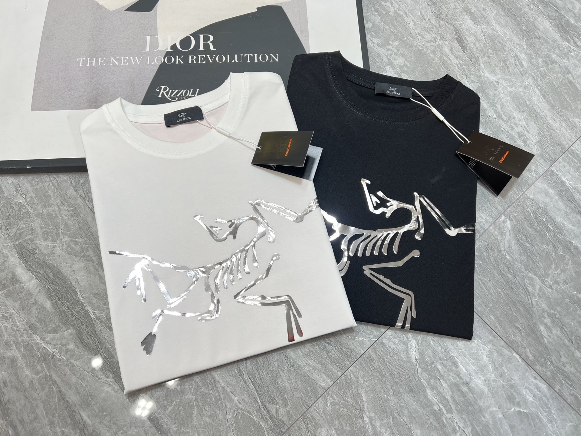 NO:140193,Arc/Architecture Bird New Products for Spring and Summer 2025 are available in new spring and summer. Three standards are complete. Mercerized cotton round neck short-sleeved T-shirt. Don’t need to introduce too much good products. Look at the details. Counter code M-XXXL/140 suggestions. L, arc'teryx, T-shirt,tees, t-shirt,alexander wang19860909Arc/始祖鸟 2025年春夏新品上新 三标齐全 丝光棉圆领短袖T恤 好货不用过多介绍 看细节 专柜码数M-XXXL /140建议L,arc'teryx,T-shirt,tees，t-shirt,alexander wang,Men's clothing