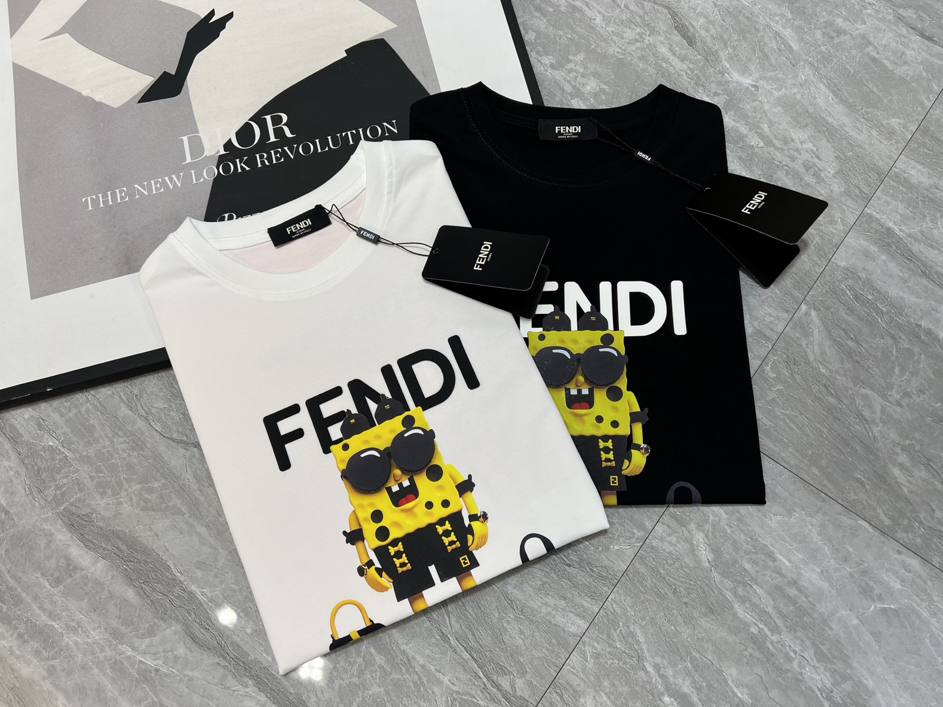 NO:140199,Fendi/Fendi 2025 new spring and summer products are available in new products, complete three standards, mercerized cotton round neck short-sleeved T-shirt. Don’t need to introduce too much good products. Look at the details. Counter code M-XXXL /140 suggestions L,,fendi,fendi,T-shirt,tees,t-shirt,alexander wang19860909Fendi/芬迪 2025年春夏新品上新 三标齐全 丝光棉圆领短袖T恤 好货不用过多介绍 看细节 专柜码数M-XXXL /140建议L,,fendi,fendi,T-shirt,tees，t-shirt,alexander wang,Men's clothing