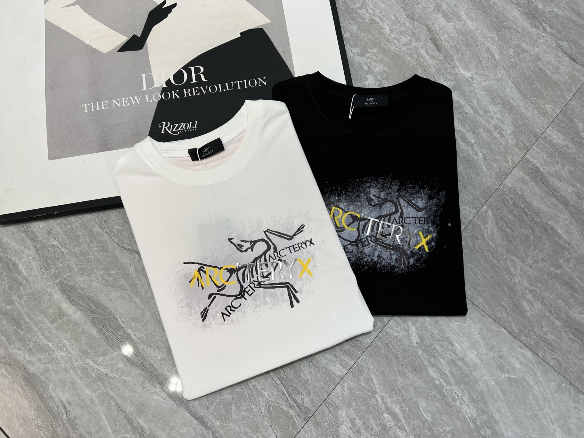 NO:140205,Arc/Architecture Bird New Products for Spring and Summer 2025 are available in new spring and summer. Three standards are complete. Mercerized cotton round neck short-sleeved T-shirt. Don’t need to introduce too much good products. Look at the details. Counter code M-XXXL/140 suggestions. L, arc'teryx, T-shirt,tees, t-shirt,alexander wang19860909Arc/始祖鸟 2025年春夏新品上新 三标齐全 丝光棉圆领短袖T恤 好货不用过多介绍 看细节 专柜码数M-XXXL /140建议L,arc'teryx,T-shirt,tees，t-shirt,alexander wang,Men's clothing