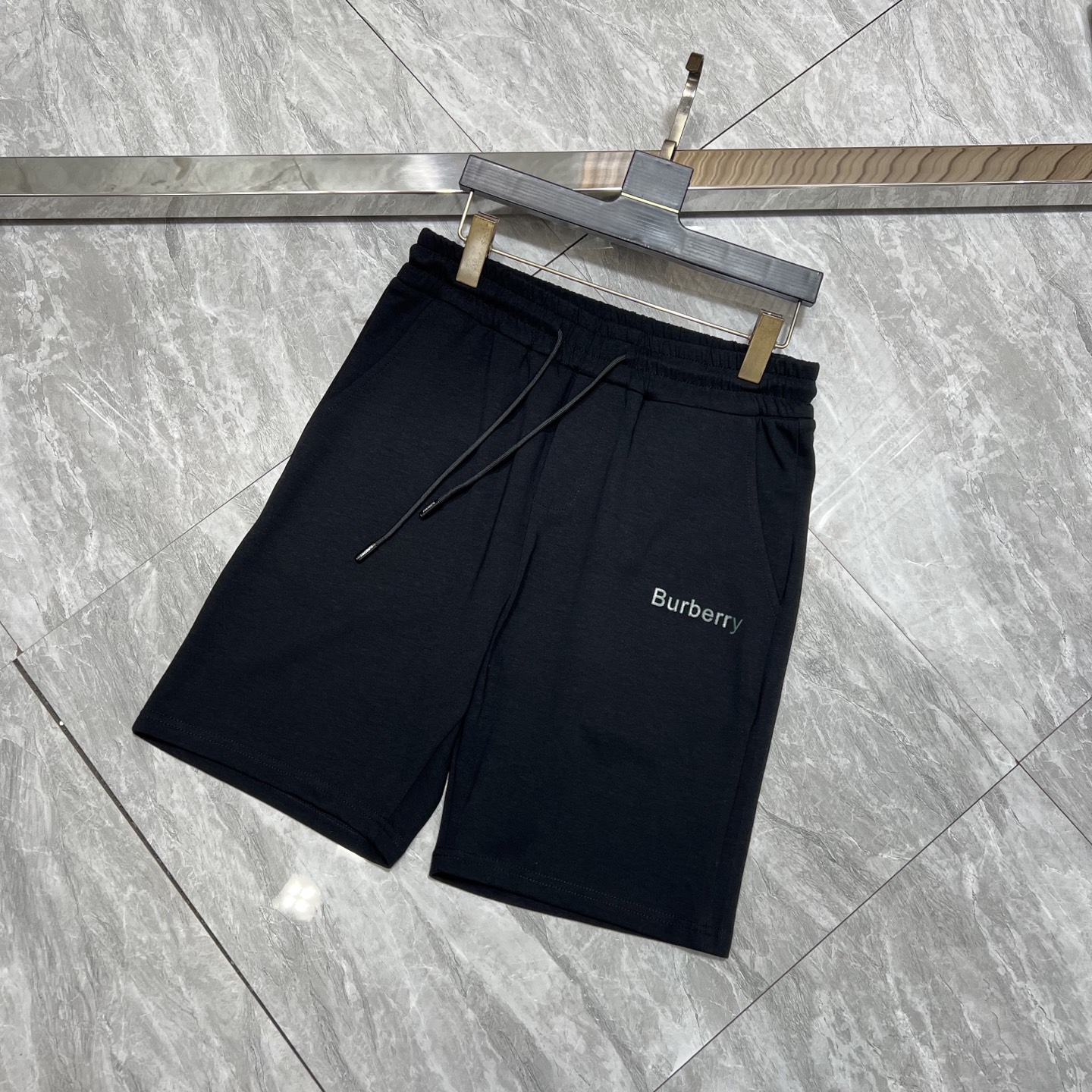 NO:141772,Burberry/Burberry 2025 spring and summer new product, complete three standards, elastic five-point casual pants and shorts, good products do not need to be introduced too much, look at the details, counter number M-XXXL /140 upper body suggestions L,,burberry,burberry, shorts,alexander wang19860909Burberry/巴宝莉 2025春夏新品 三标齐全 松紧带五分休闲裤短裤 好货不用过多介绍 看细节 专柜码数M-XXXL /140上身建议L,,burberry,burberry,shorts,alexander wang,Men's clothing