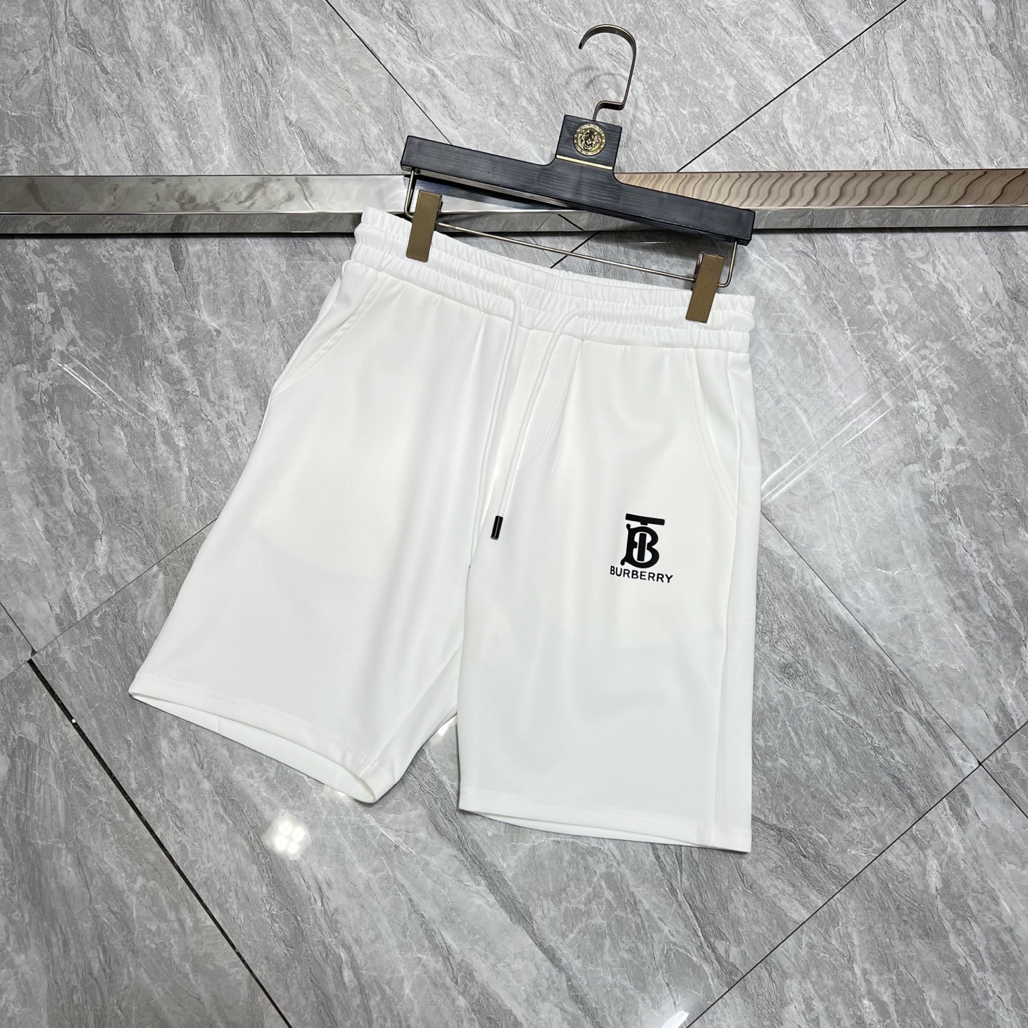 NO:141777,Burberry/Burberry 2025 spring and summer new product, complete three standards, elastic five-point casual pants and shorts, good products do not need to be introduced too much, look at the details, counter number M-XXXL /140 upper body suggestions L,,burberry,burberry, shorts,alexander wang19860909Burberry/巴宝莉 2025春夏新品 三标齐全 松紧带五分休闲裤短裤 好货不用过多介绍 看细节 专柜码数M-XXXL /140上身建议L,,burberry,burberry,shorts,alexander wang,Men's clothing