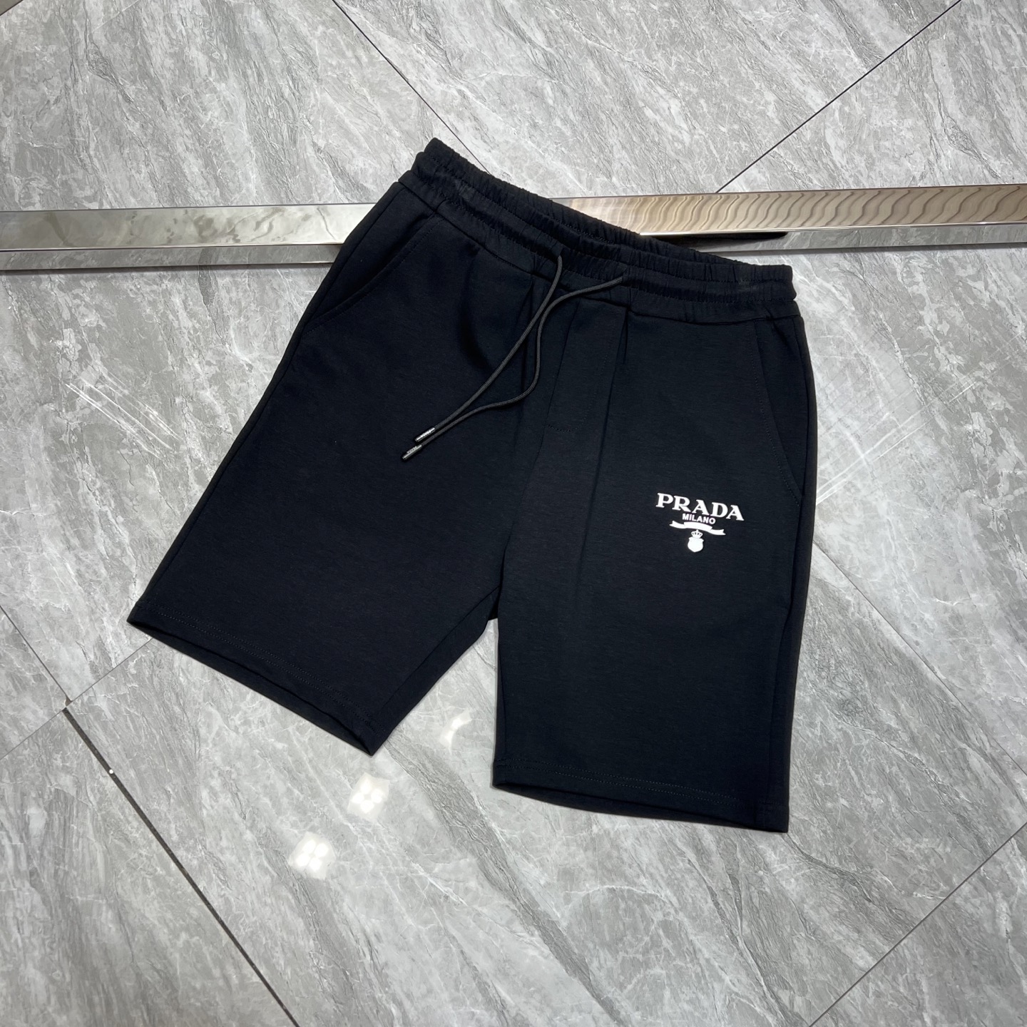 NO:141775,Prada/Prada 2025 spring and summer new product, complete three standards, elastic five-point casual pants and shorts, good products do not need to be introduced too much, look at the details, counter number M-XXXL /140 upper body suggestions L,,prada,prada, shorts,alexander wang19860909Prada/普拉达 2025春夏新品 三标齐全 松紧带五分休闲裤短裤 好货不用过多介绍 看细节 专柜码数M-XXXL /140上身建议L,,prada,prada,shorts,alexander wang,Men's clothing