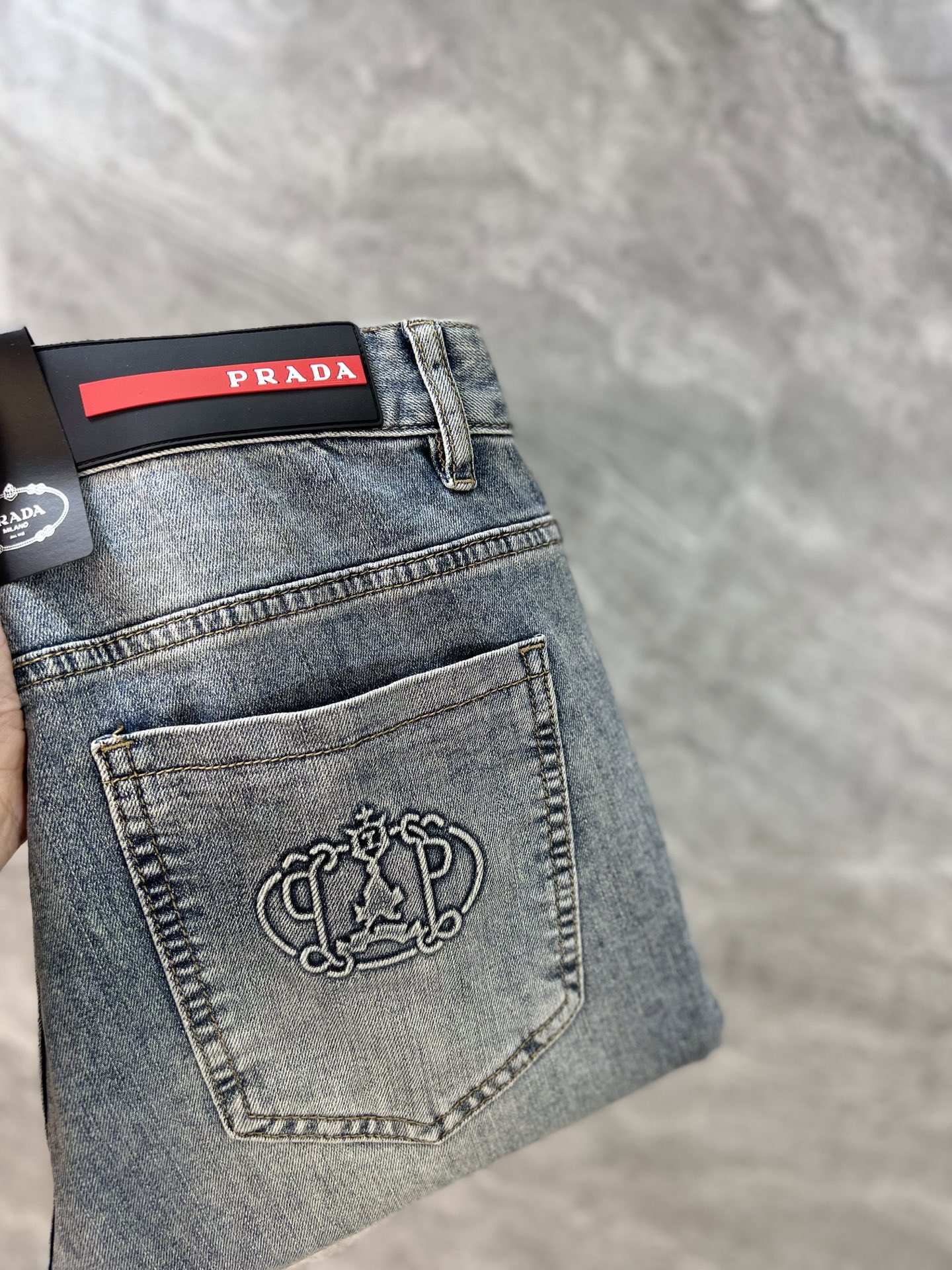 NO:141784,Prada/Prada 2025 Spring and Summer New Products, Complete Three Standards, Jeans, Don’t need to introduce too much good products, look at the details, the counter number is 29-38 / 140 upper body 32,,prada,prada,jeans,alexander wang19860909Prada/普拉达 2025春夏新品 三标齐全 牛仔裤 好货不用过多介绍 看细节 专柜码数29-38 /140上身32码,,prada,prada,jeans,alexander wang,Men's clothing