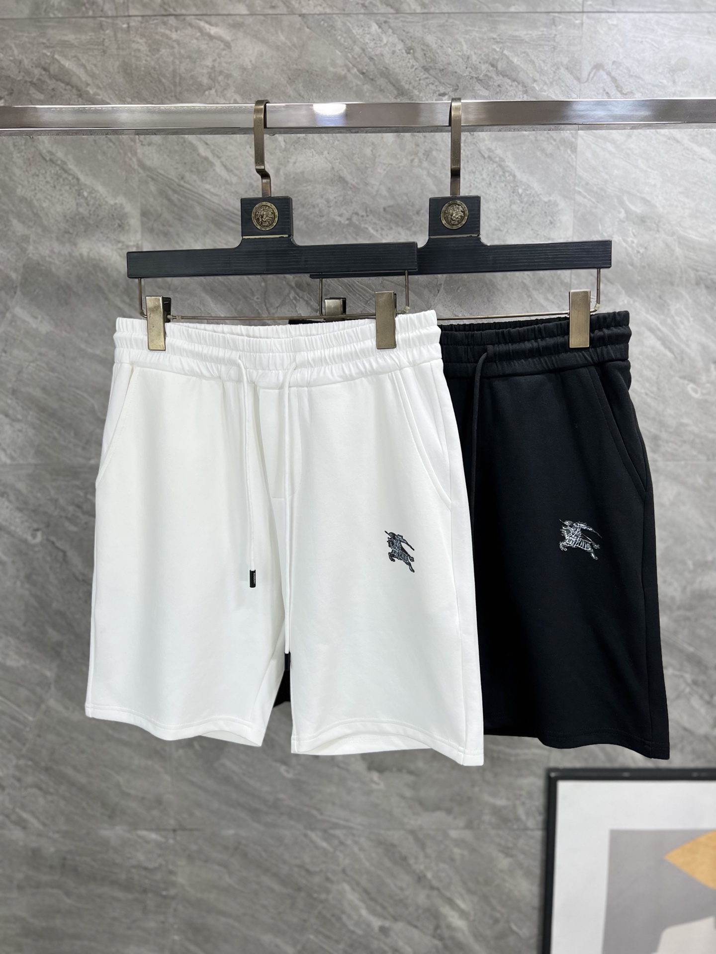 NO:428685,Burberry/Burberry 2025 spring and summer new product, complete three-standard elastic five-point casual pants and shorts. Don’t need to introduce too much good products. Look at the details. Counter code M-XXXL 175/Upper body suggestions L, burberry, burberry, shorts, alexander wang19860909Burberry/巴宝莉 2025春夏新品 三标齐全 松紧带五分休闲裤短裤 好货不用过多介绍 看细节 专柜码数M-XXXL 175/上身建议L,,burberry,burberry,shorts,alexander wang,Men's clothing
