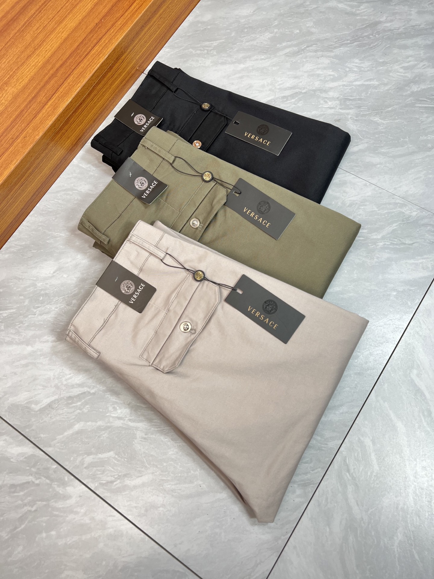 NO:503446,, Versace/Versace 2025 spring and summer new product, complete three-standard trousers, casual pants, good products, don't need to introduce too much, look at the details, counter number 29-36 / 140 upper body 32 sizes, versace, versace, alexander wang19860909, Versace/范思哲 2025春夏新品 三标齐全 西裤 休闲裤 好货不用过多介绍 看细节 专柜码数29-36 /140上身32码,,versace,versace,alexander wang,Men's clothing