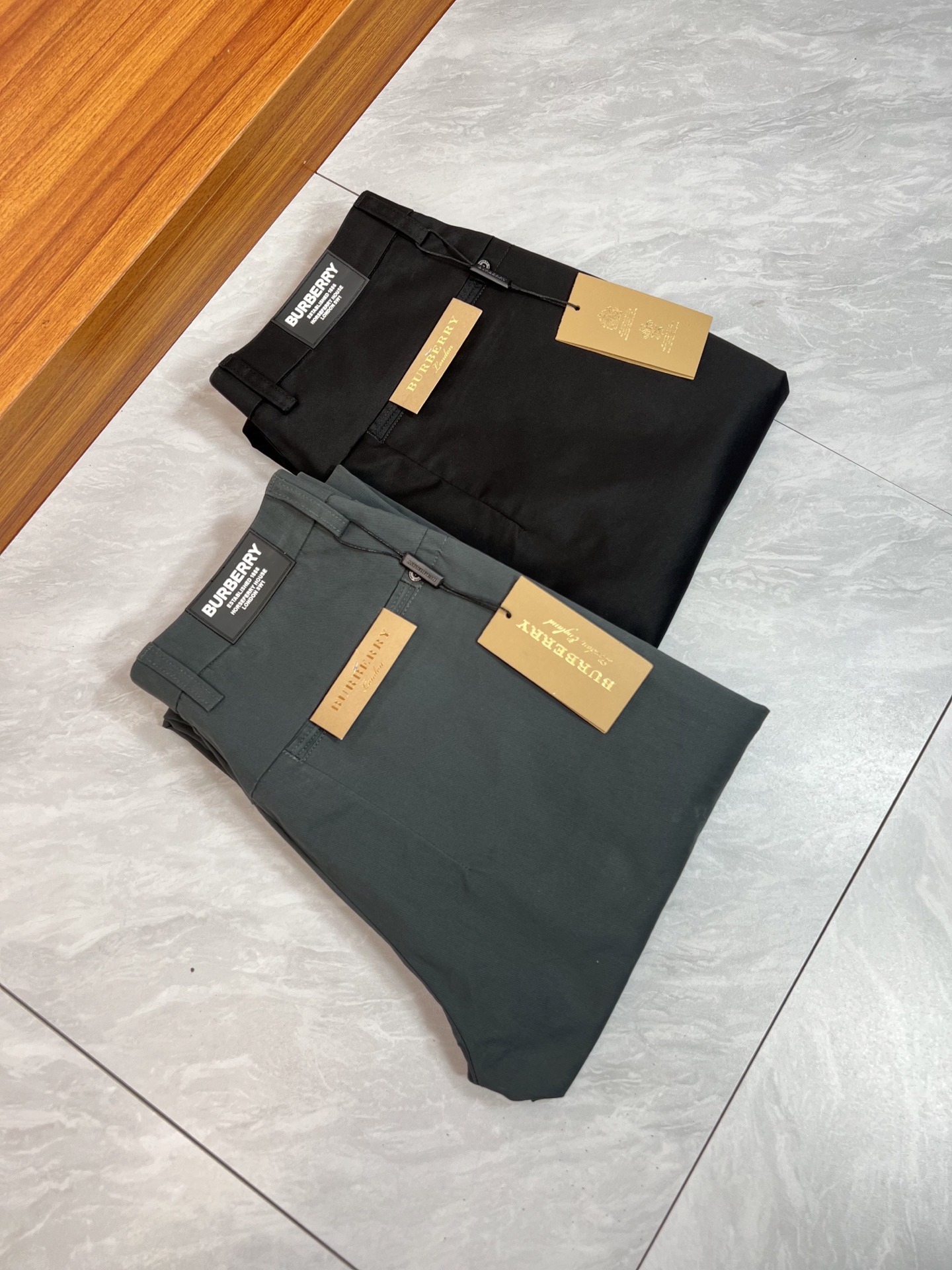 NO:503450,, Burberry/Burberry 2025 spring and summer new products, complete three-standard trousers, casual pants, good products, don't need to introduce too much, look at the details, counter number 29-36 / 140 upper body 32 sizes,,burberry,burberry,alexander wang19860909, Burberry/巴宝莉 2025春夏新品 三标齐全 西裤 休闲裤 好货不用过多介绍 看细节 专柜码数29-36 /140上身32码,,burberry,burberry,alexander wang,Men's clothing