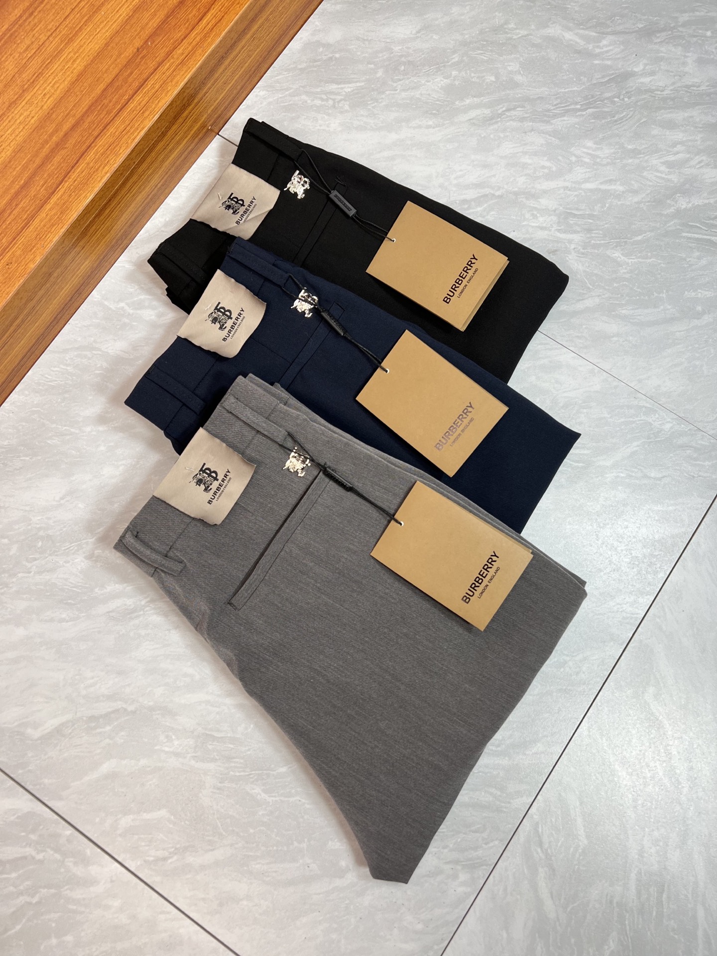 NO:503462,, Burberry/Burberry 2025 spring and summer new products, complete three-standard trousers, casual pants, good products, don't need to introduce too much, look at the details, counter number 29-36 / 140 upper body 32 sizes,,burberry,burberry,alexander wang19860909, Burberry/巴宝莉 2025春夏新品 三标齐全 西裤 休闲裤 好货不用过多介绍 看细节 专柜码数29-36 /140上身32码,,burberry,burberry,alexander wang,Men's clothing