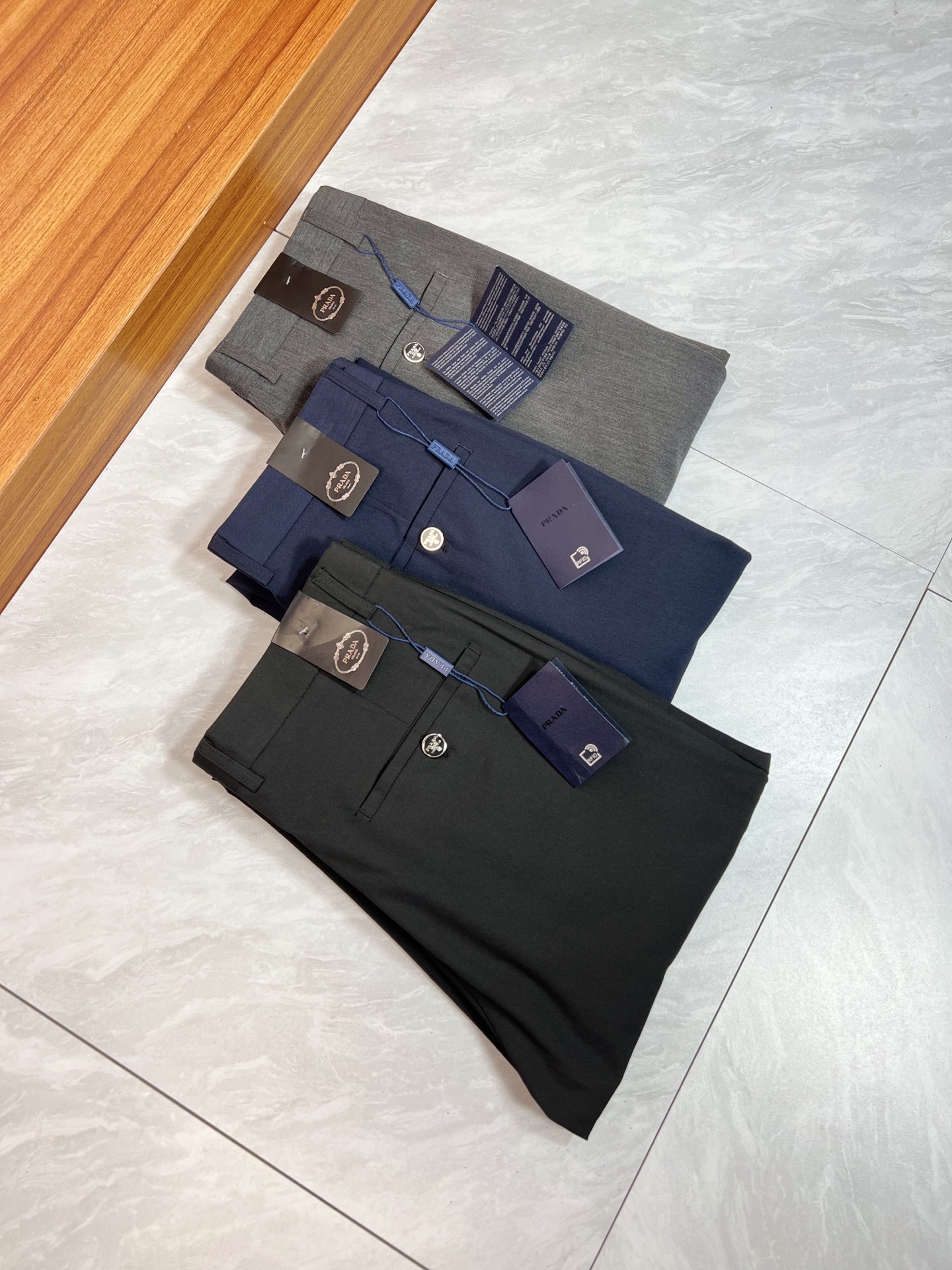 NO:503466,, Prada/Prada 2025 spring and summer new products, complete three-standard trousers, casual pants, good products, don't need to introduce too much, look at the details, counter number 29-36 / 140 upper body 32 sizes,,prada,prada,alexander wang19860909, Prada/普拉达 2025春夏新品 三标齐全 西裤 休闲裤 好货不用过多介绍 看细节 专柜码数29-36 /140上身32码,,prada,prada,alexander wang,Men's clothing