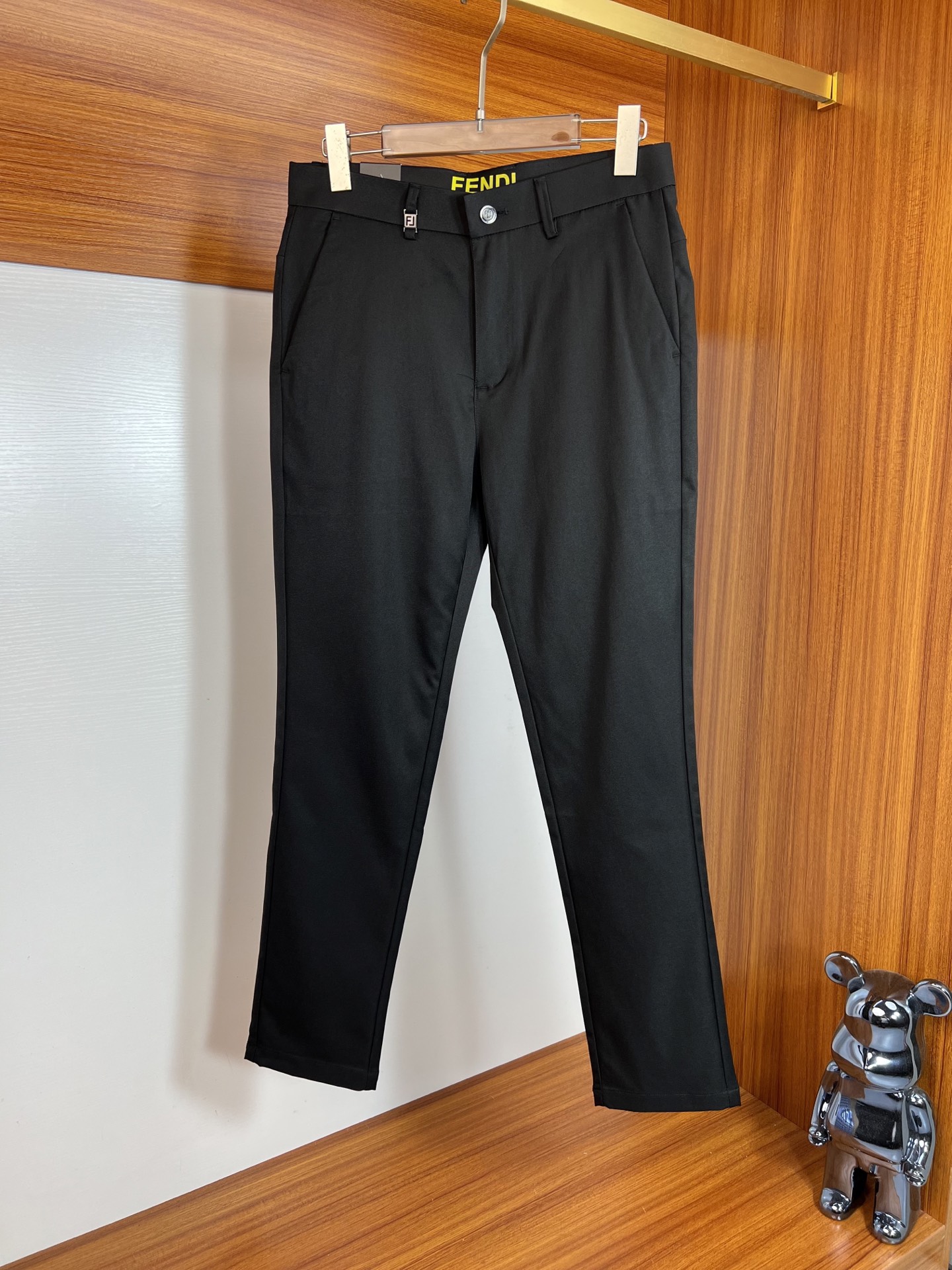 NO:503470,, Fendi/Fendi 2025 spring and summer new product, complete three-standard trousers, casual pants, good products, don't need to introduce too much, look at the details, counter number 29-36 / 140 upper body 32 sizes,,fendi,fendi,alexander wang19860909, Fendi/芬迪 2025春夏新品 三标齐全 西裤 休闲裤 好货不用过多介绍 看细节 专柜码数29-36 /140上身32码,,fendi,fendi,alexander wang,Men's clothing
