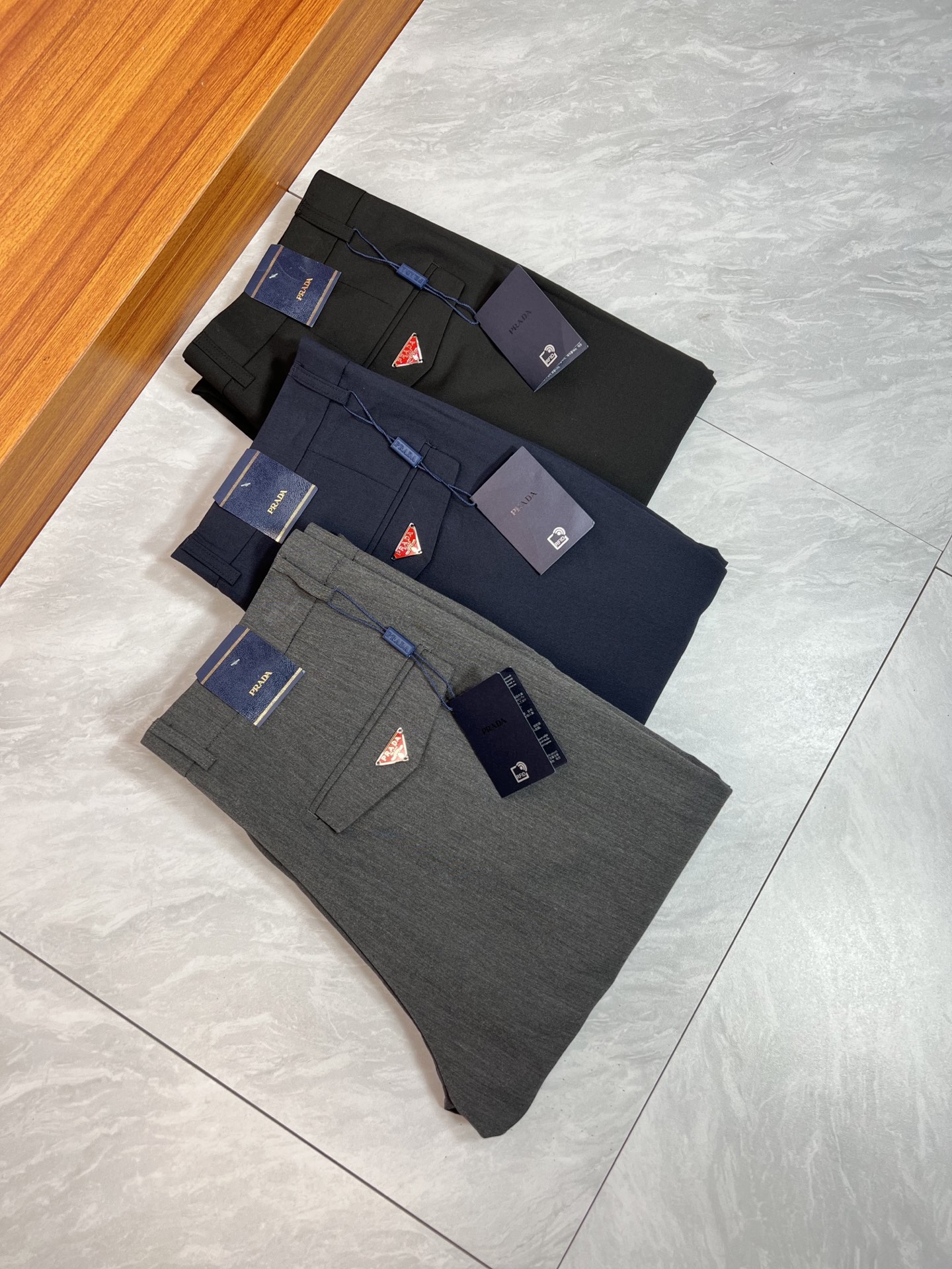 NO:503474,, Prada/Prada 2025 spring and summer new products, complete three-standard trousers, casual pants, good products, don't need to introduce too much, look at the details, counter number 29-36 / 140 upper body 32 sizes,,prada,prada,alexander wang19860909, Prada/普拉达 2025春夏新品 三标齐全 西裤 休闲裤 好货不用过多介绍 看细节 专柜码数29-36 /140上身32码,,prada,prada,alexander wang,Men's clothing