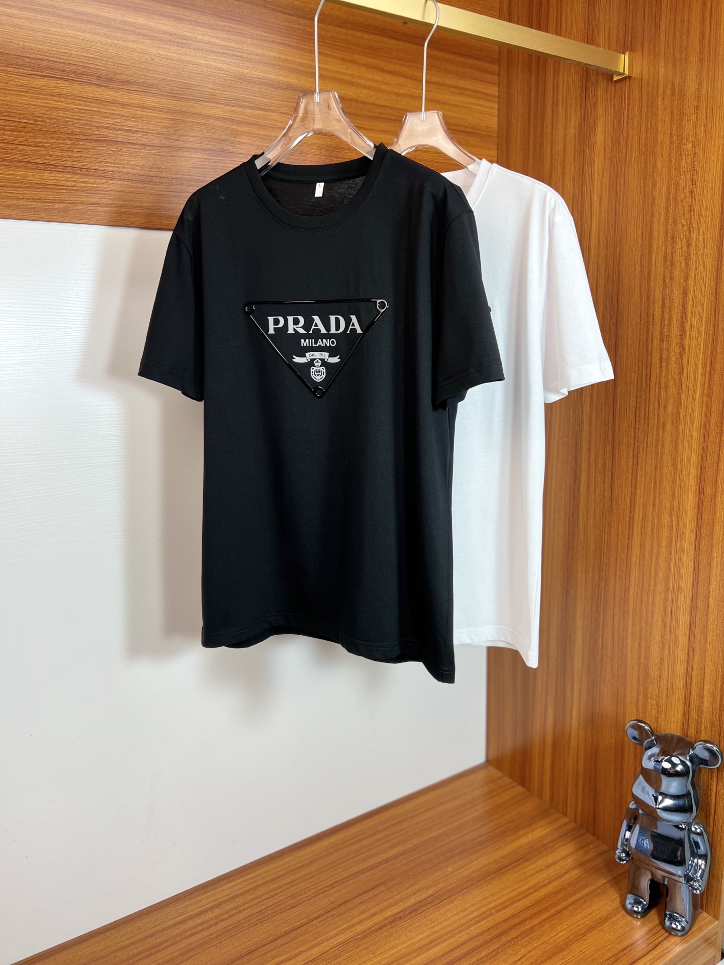NO:134535,Prada/Prada 2025 Spring and Summer New Products are available, Three Standards Complete Round Neck Short-Sleeve T-shirts, Don’t need to introduce too much good products, look at the details, Counter Code M-6XL 175/140 Recommended XL,,prada,prada,T-shirt,tees,t-shirt,alexander wang19860909Prada/普拉达 2025年春夏新品上新 三标齐全 圆领短袖T恤 好货不用过多介绍 看细节 专柜码数M-6XL 175/140建议XL,,prada,prada,T-shirt,tees，t-shirt,alexander wang,Men's clothing
