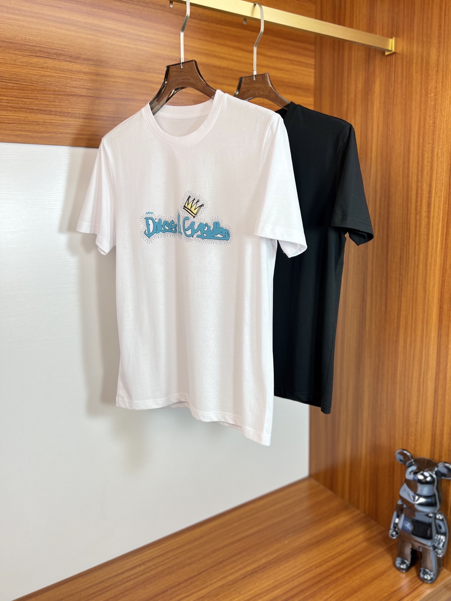 NO:134534,DG/Dougabana New products for spring and summer 2025 are available in new products, complete three standards, round neck short-sleeved T-shirts, no need to introduce too much good products, look at the details, counter code M-6XL 175/140 Suggestions XL,, Dolce&Gabbana, Dolce&Gabbana, T-shirt,tees, t-shirt,alexander wang19860909DG/杜嘉班纳 2025年春夏新品上新 三标齐全 圆领短袖T恤 好货不用过多介绍 看细节 专柜码数M-6XL 175/140建议XL,,Dolce&Gabbana,Dolce&Gabbana,T-shirt,tees，t-shirt,alexander wang,Men's clothing