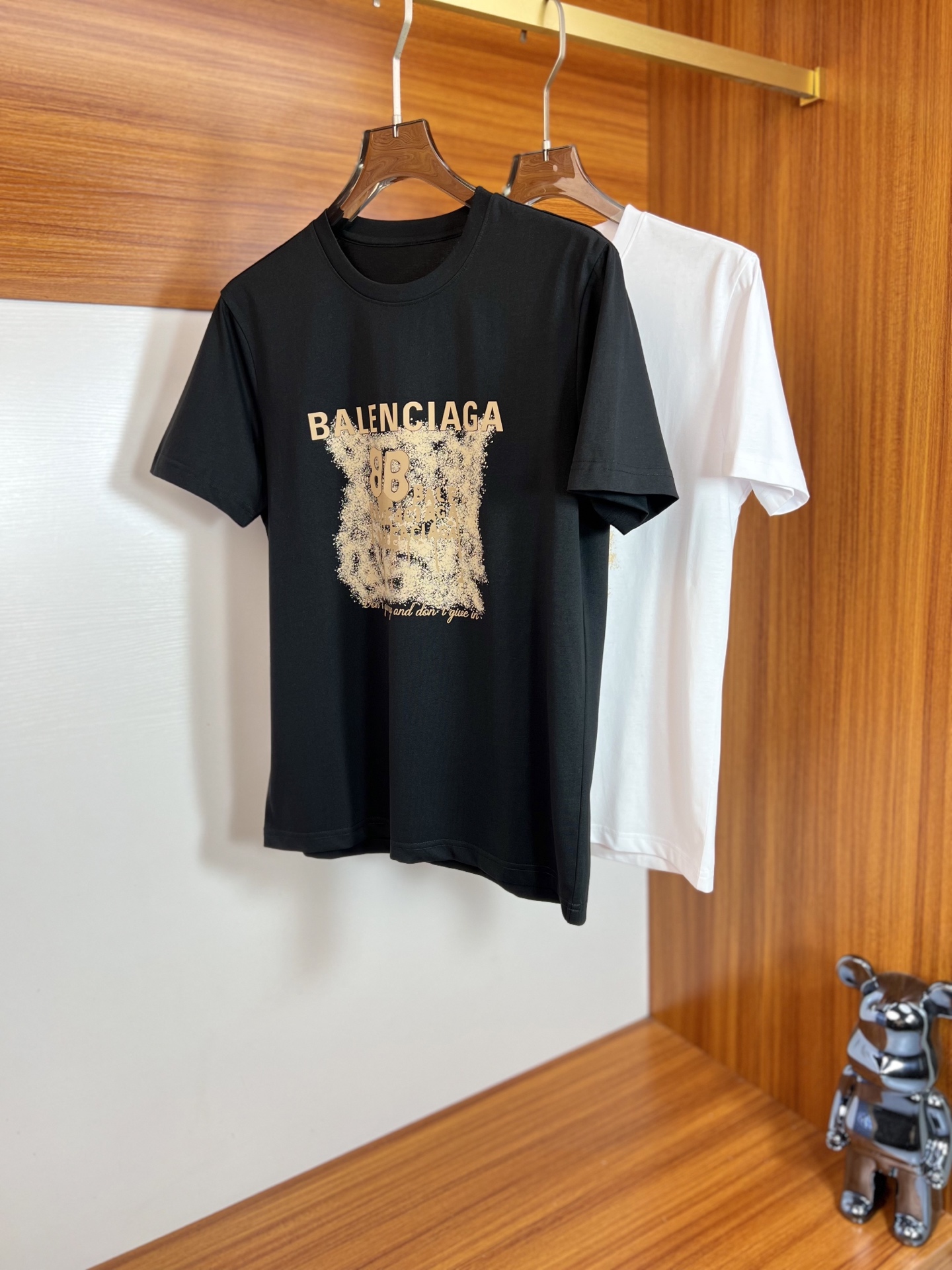 NO:134537,Balenciaga/Balenciaga New products for spring and summer 2025 are available in new products, complete three standards, round neck short-sleeved T-shirts, good products do not need to be introduced too much, look at the details, counter code number M-6XL 175/140 suggestion XL,,balenciaga,balenciaga,T-shirt,tees,t-shirt,alexander wang19860909Balenciaga/巴黎世家 2025年春夏新品上新 三标齐全 圆领短袖T恤 好货不用过多介绍 看细节 专柜码数M-6XL 175/140建议XL,,balenciaga,balenciaga,T-shirt,tees，t-shirt,alexander wang,Men's clothing