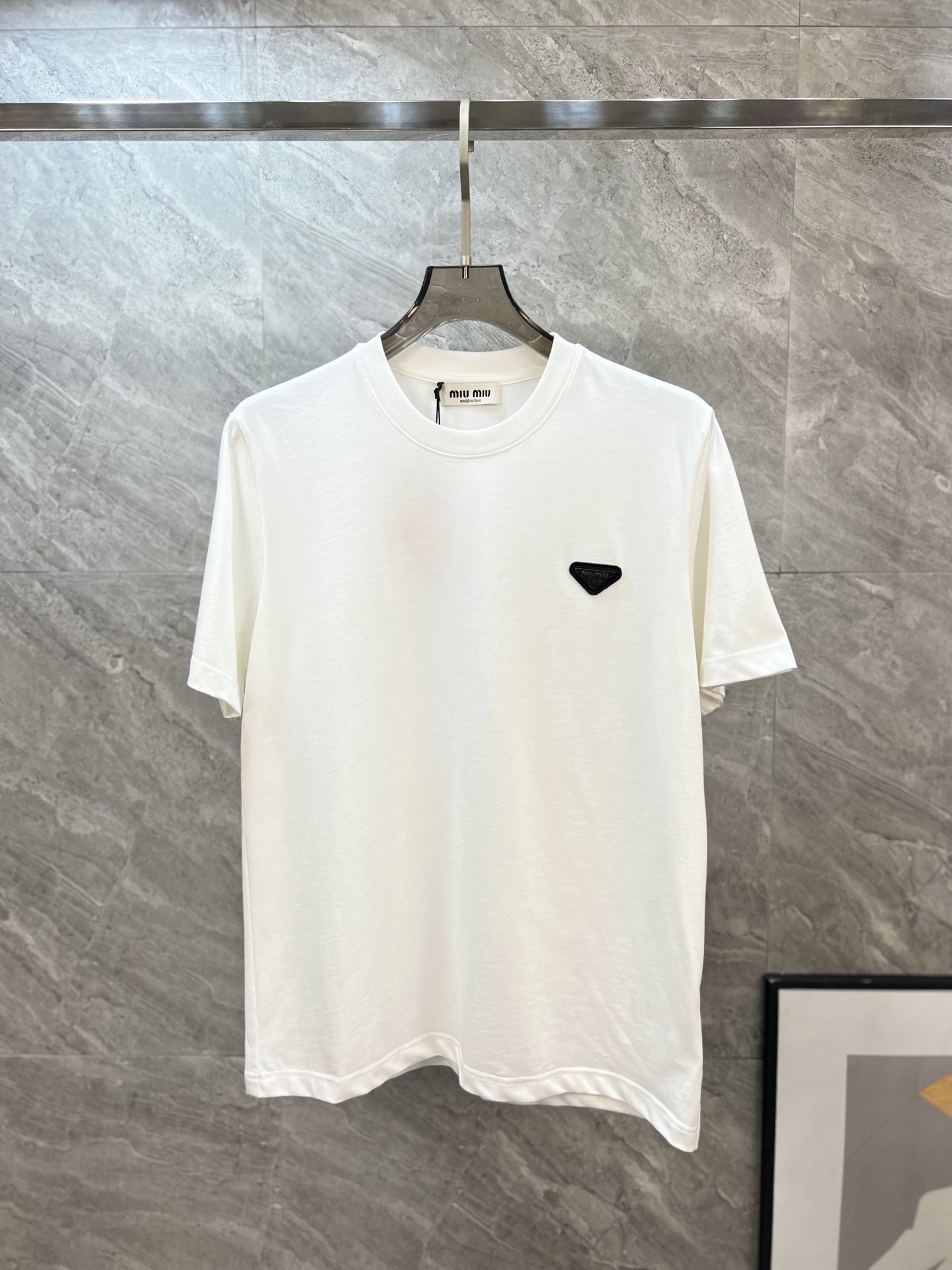 NO:134551,MiuMiu 2025 Spring and Summer New Products are available, with three standards, round neck short-sleeved T-shirts. Don’t need to introduce too much good products. Look at the details. Counter code S-XL 175/140 Suggestions M,,miumiu,T-shirt,tees,t-shirt,alexander wang19860909MiuMiu 2025年春夏新品上新 三标齐全 圆领短袖T恤 好货不用过多介绍 看细节 专柜码数S-XL 175/140建议M,,miumiu,T-shirt,tees，t-shirt,alexander wang,Men's clothing