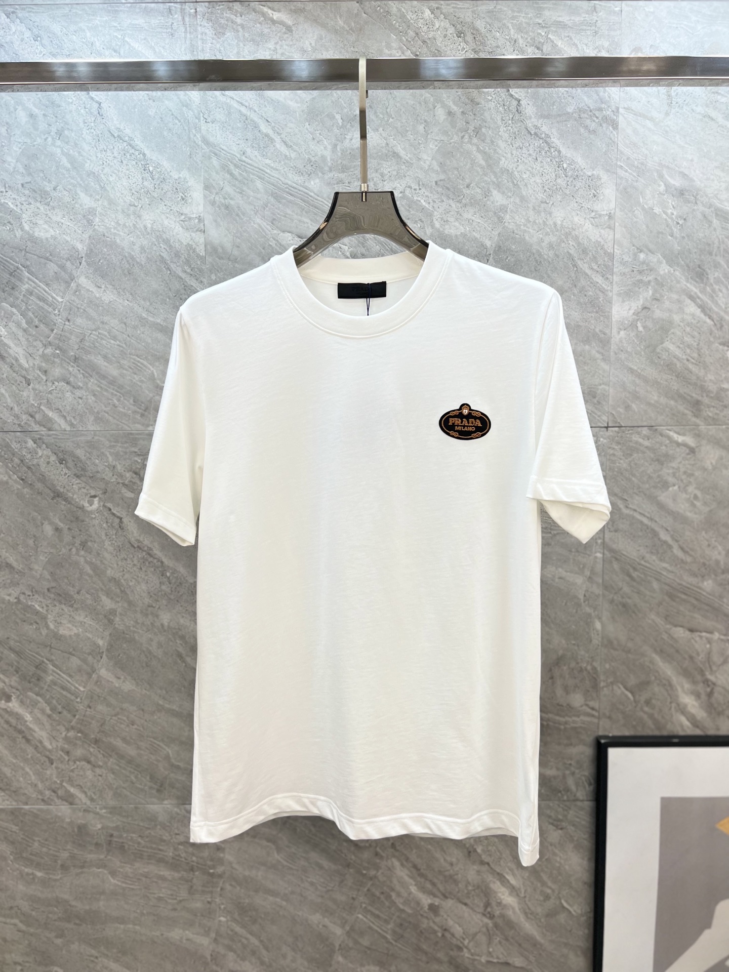 NO:134553,Prada/Prada 2025 new spring and summer products are available in new products, complete three standards, round neck short-sleeved T-shirts, good products do not need to be introduced too much, look at the details, counter number S-XL 175/140 suggestion M,,prada,prada,T-shirt,tees,t-shirt,alexander wang19860909Prada/普拉达 2025年春夏新品上新 三标齐全 圆领短袖T恤 好货不用过多介绍 看细节 专柜码数S-XL 175/140建议M,,prada,prada,T-shirt,tees，t-shirt,alexander wang,Men's clothing
