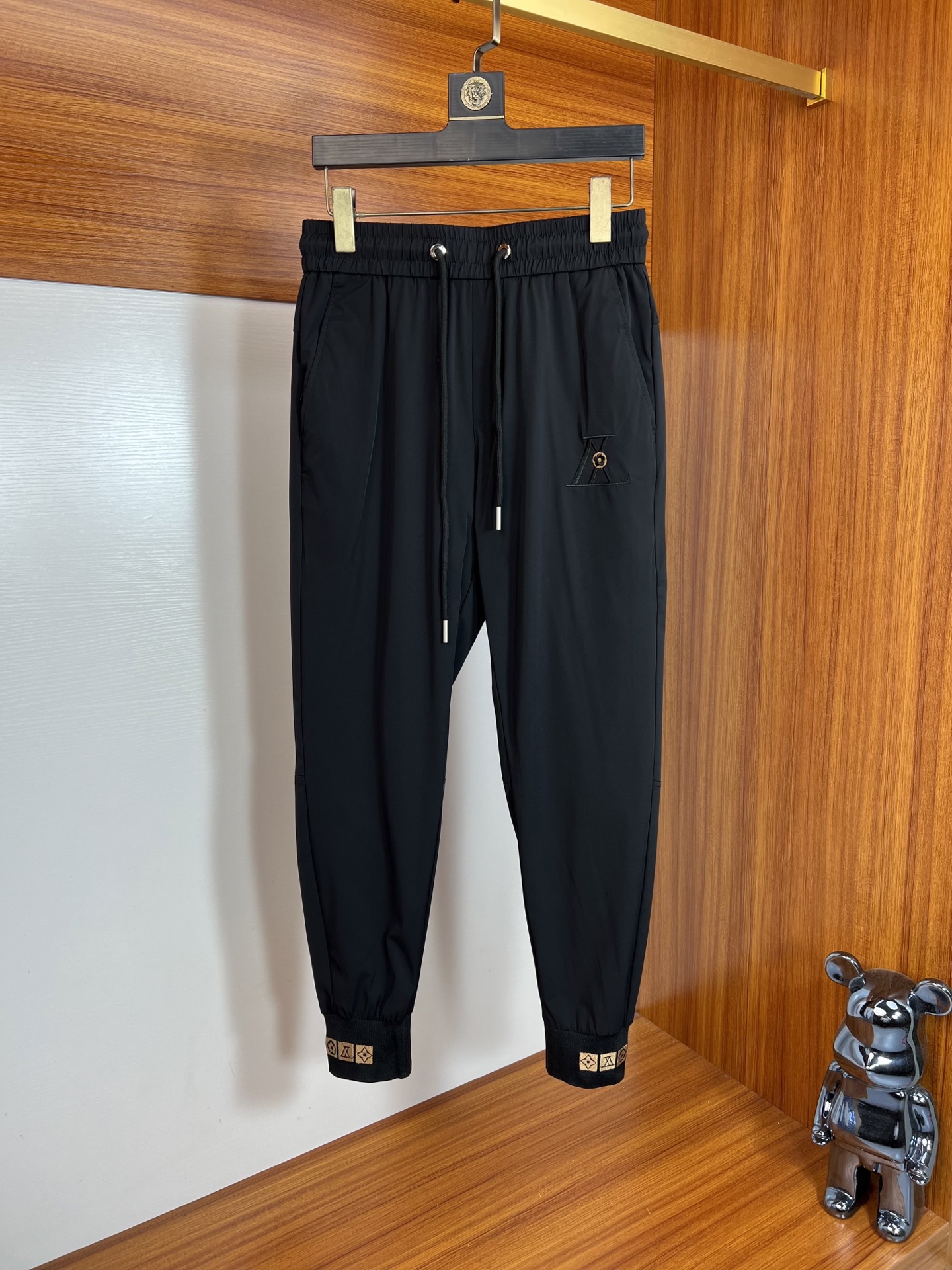 NO:493818,LV/Louis Vuitton 2025 Spring and Summer New Products, Complete Three Standards, Casual Pants, Don’t need to introduce too much good products, look at the details, counter number M-3XL /140 upper body L,,louis vuitton,louis vuitton,alexander wang19860909LV/路易威登 2025春夏新品 三标齐全 休闲裤 好货不用过多介绍 看细节 专柜码数M-3XL /140上身L,,louis vuitton,louis vuitton,alexander wang,Men's clothing