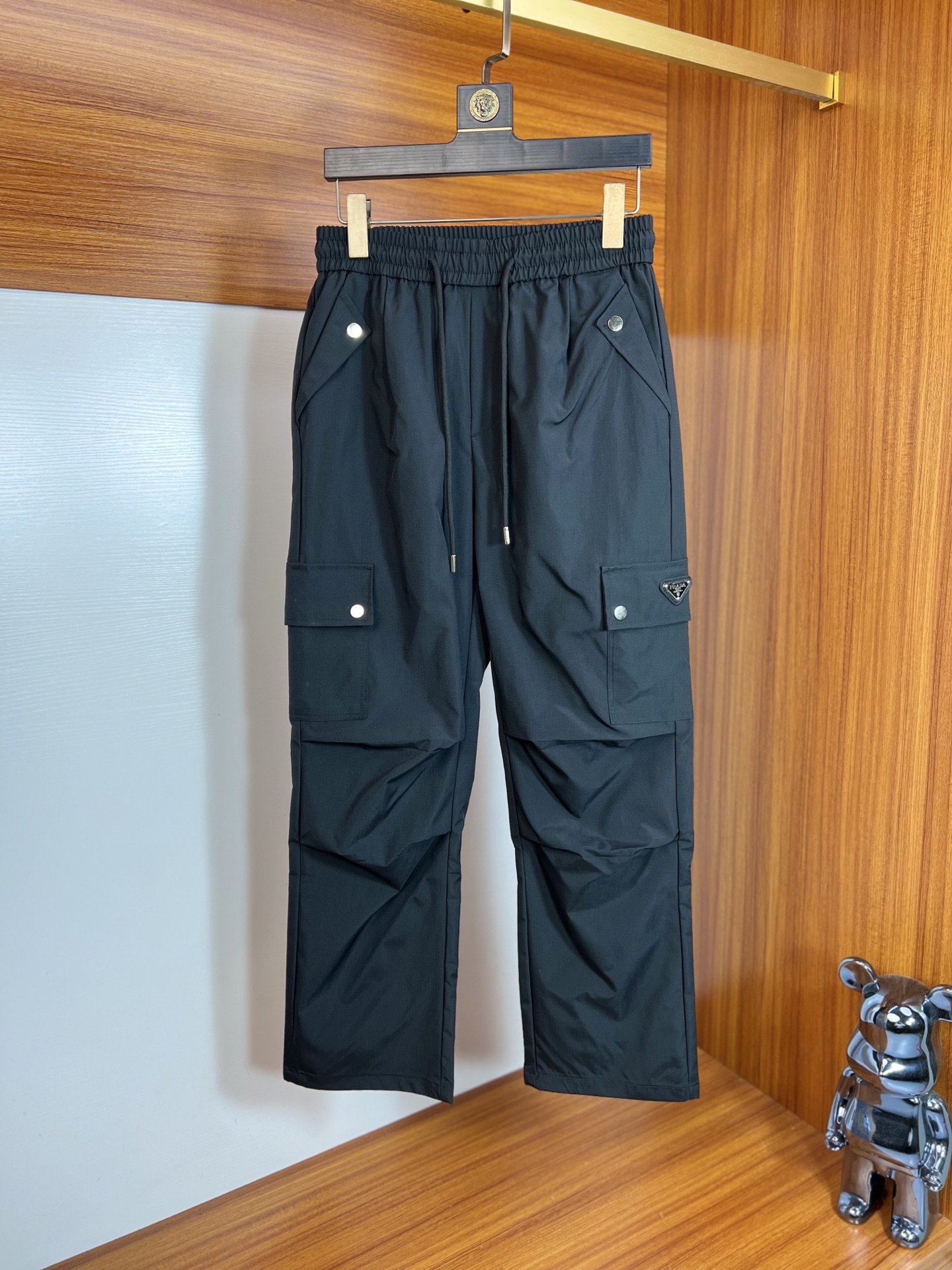 NO:512144,Prada 2025 Spring and Summer New Products, Complete Three Standards, Casual Pants, Don’t need to introduce too much good products, look at the details, Counter code M-4XL 175/Upper body L,,prada,alexander wang19860909普拉达 2025春夏新品 三标齐全 休闲裤 好货不用过多介绍 看细节 专柜码数M-4XL 175/上身L,,prada,alexander wang,Men's clothing