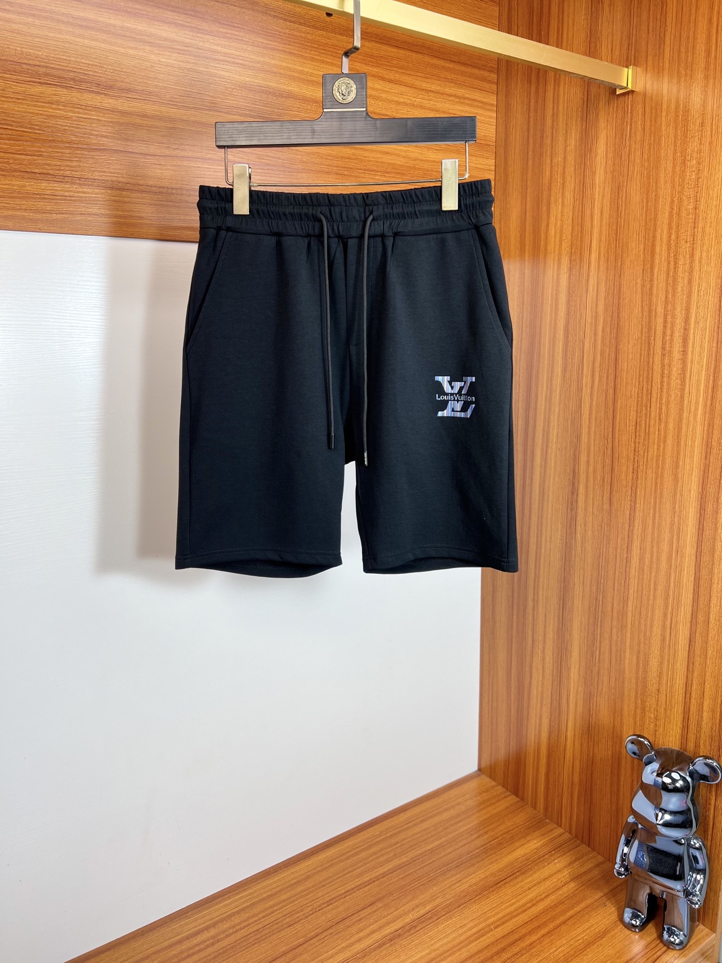 NO:926980,LV/Louis Vuitton 2026 spring and summer new products, complete with three labels, elastic band, casual pants and shorts, no need to introduce too much. Look at the details. Counter size M-XXXL 175/upper body recommended L,,,louis vuitton,louis vuitton,shorts,19860909LV/路易威登 2026春夏新品 三标齐全 松紧带五分休闲裤短裤 好货不用过多介绍 看细节 专柜码数M-XXXL 175/上身建议L,,,louis vuitton,louis vuitton,shorts,,Men's clothing