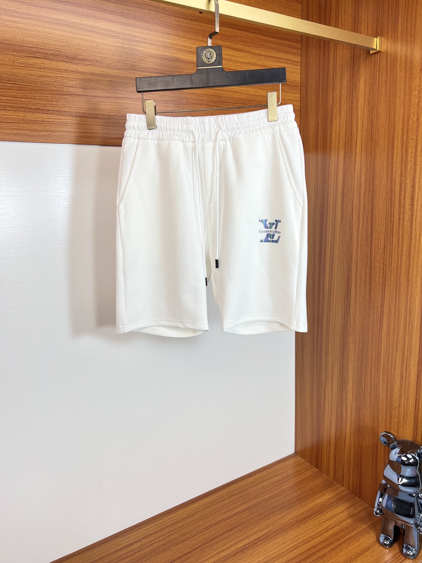 NO:912948,LV/Louis Vuitton 2026 spring and summer new products, complete with three labels, elastic band, casual pants and shorts, no need to introduce too much. Look at the details. Counter size M-XXXL 175/upper body recommended L,,,louis vuitton,louis vuitton,shorts,19860909LV/路易威登 2026春夏新品 三标齐全 松紧带五分休闲裤短裤 好货不用过多介绍 看细节 专柜码数M-XXXL 175/上身建议L,,,louis vuitton,louis vuitton,shorts,,Men's clothing