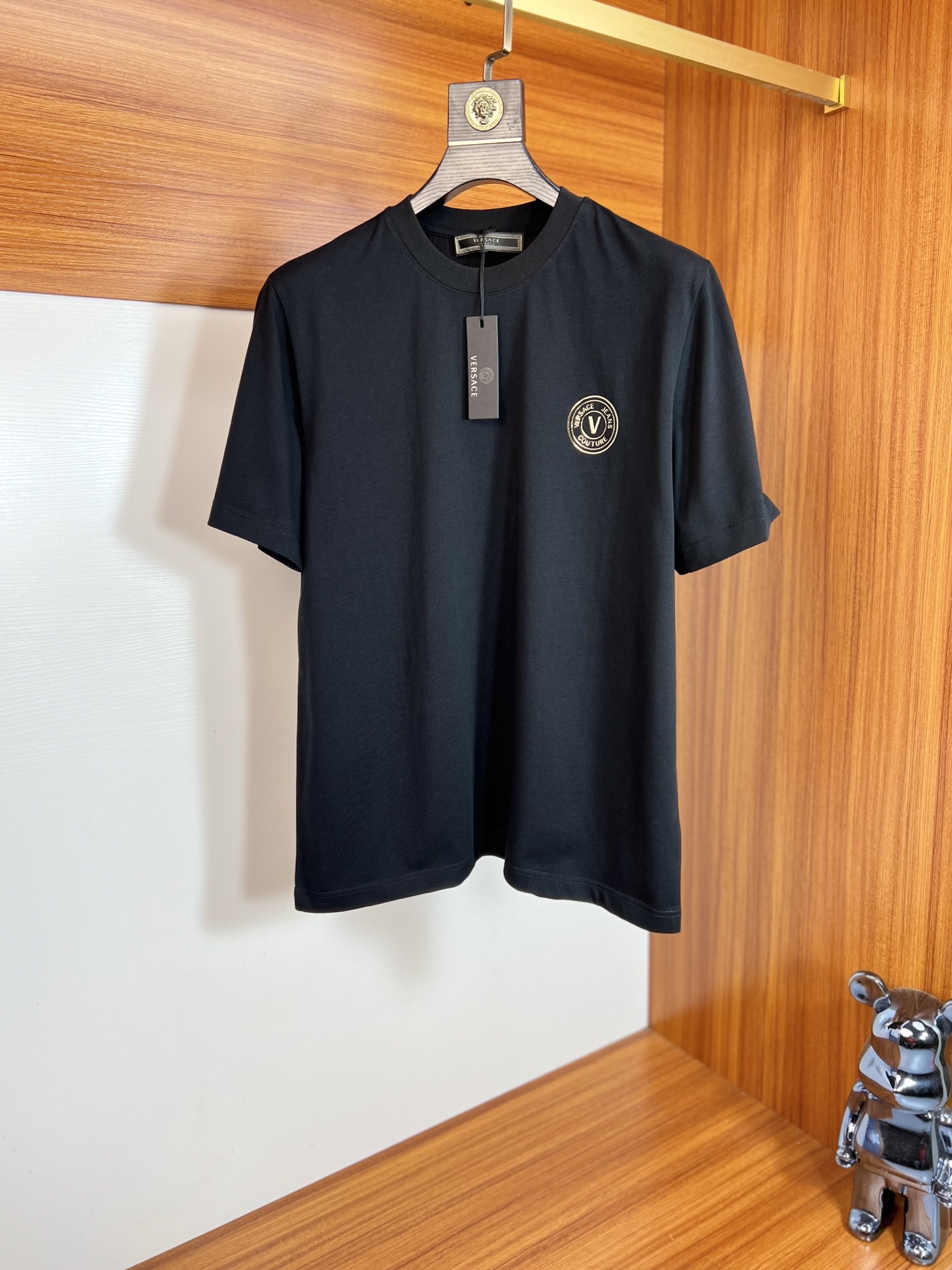 NO:162729,Versace/Versace 2025 new spring and summer products are available in new products, complete three standards, round neck short-sleeved T-shirts, no need to introduce too much good products, look at the details, counter code number S-XL 175/140 suggestion M, versace, versace, T-shirt, tees, t-shirt, alexander wang19860909Versace/范思哲 2025年春夏新品上新 三标齐全 圆领短袖T恤 好货不用过多介绍 看细节 专柜码数S-XL 175/140建议M,,versace,versace,T-shirt,tees，t-shirt,alexander wang,Men's clothing