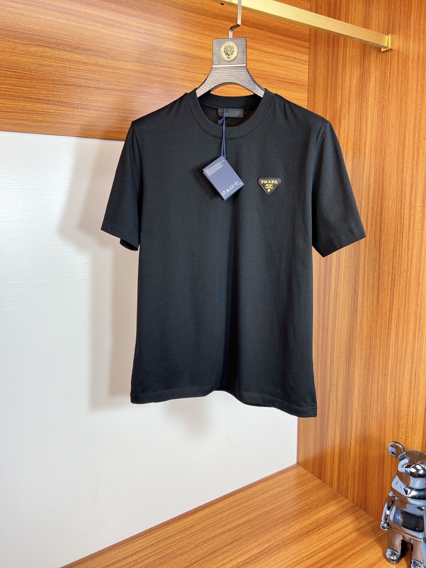 NO:162731,Prada/Prada 2025 new spring and summer products are available in new products, complete three standards, round neck short-sleeved T-shirts, good products do not need to be introduced too much, look at the details, counter number S-XL 175/140 suggestion M,,prada,prada,T-shirt,tees,t-shirt,alexander wang19860909Prada/普拉达 2025年春夏新品上新 三标齐全 圆领短袖T恤 好货不用过多介绍 看细节 专柜码数S-XL 175/140建议M,,prada,prada,T-shirt,tees，t-shirt,alexander wang,Men's clothing