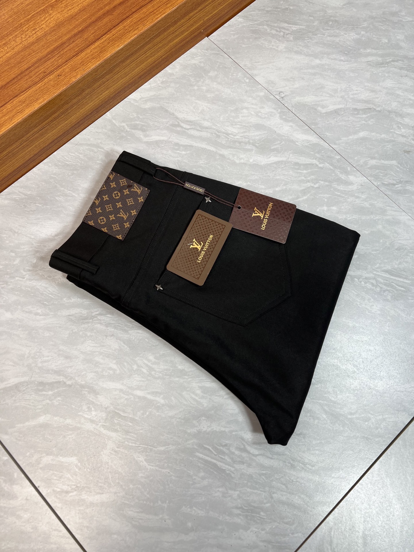 NO:510206,LV/Louis Vuitton 2035 Spring and Summer New Products, Complete Three Standards, Cropped Pants, Trousers, Casual Pants, Good Products, Don't need to introduce too much, look at the details, Counter code 29-36, 175/140, 32 upper body sizes,,louis vuitton,louis vuitton,alexander wang19860909LV/路易威登 2035春夏新品 三标齐全 九分裤 西裤 休闲裤 好货不用过多介绍 看细节 专柜码数29-36 175/140上身32码,,louis vuitton,louis vuitton,alexander wang,Men's clothing