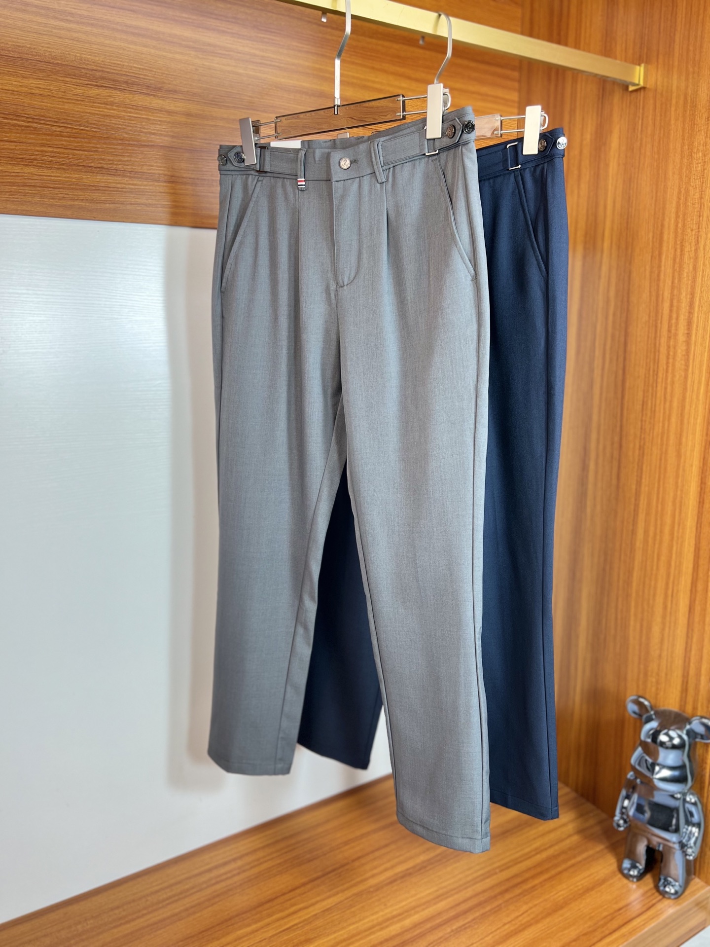 NO:510217,TB 2035 Spring and Summer New Products, Complete Three Standards, Cropped Pants, Trousers, Casual Pants, Good Products, Don't need to introduce too much, look at the details, Counter code 29-36, 175/140, 32 upper body sizes,,alexander wang19860909TB 2035春夏新品 三标齐全 九分裤 西裤 休闲裤 好货不用过多介绍 看细节 专柜码数29-36 175/140上身32码,,alexander wang,Men's clothing