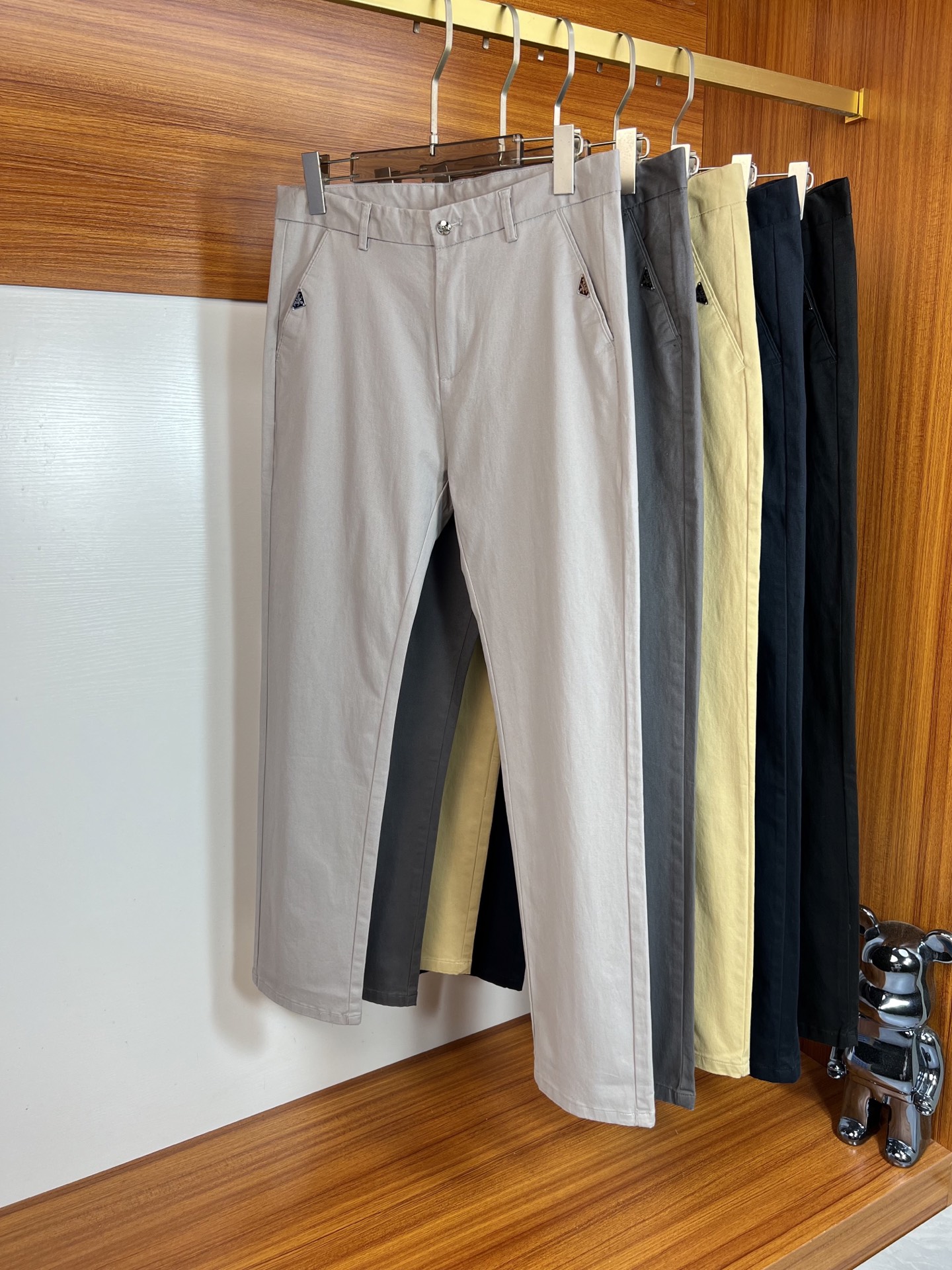 NO:510223,Prada/Prada 2035 Spring and Summer New Products, Complete Three Standards, Cropped Pants, Trousers, Casual Pants, Good Products, Don’t need to introduce too much, look at the details, Counter code 29-36, 175/140, 32 upper body sizes,,prada,prada,alexander wang19860909Prada/普拉达 2035春夏新品 三标齐全 九分裤 西裤 休闲裤 好货不用过多介绍 看细节 专柜码数29-36 175/140上身32码,,prada,prada,alexander wang,Men's clothing