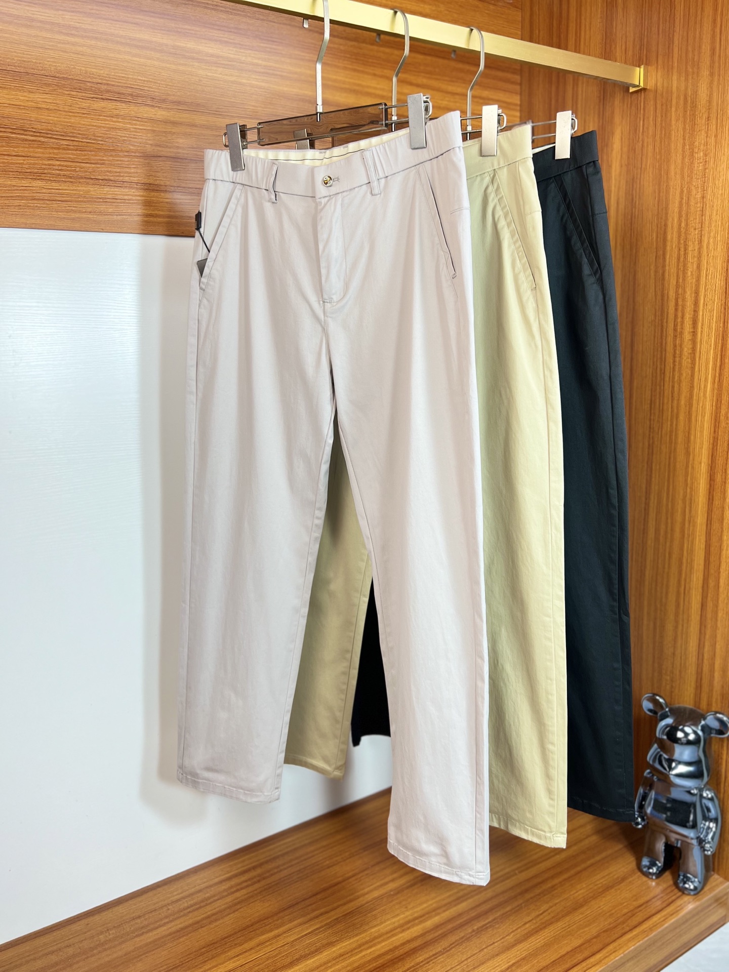 NO:510226,Fendi/Fendi 2035 Spring and Summer New Products, Complete Three Standards, Cropped Pants, Trousers, Casual Pants, Good Products, Don’t need to introduce too much, look at the details, Counter code 29-36, 175/140, 32 upper body sizes,,fendi,fendi,alexander wang19860909Fendi/芬迪 2035春夏新品 三标齐全 九分裤 西裤 休闲裤 好货不用过多介绍 看细节 专柜码数29-36 175/140上身32码,,fendi,fendi,alexander wang,Men's clothing