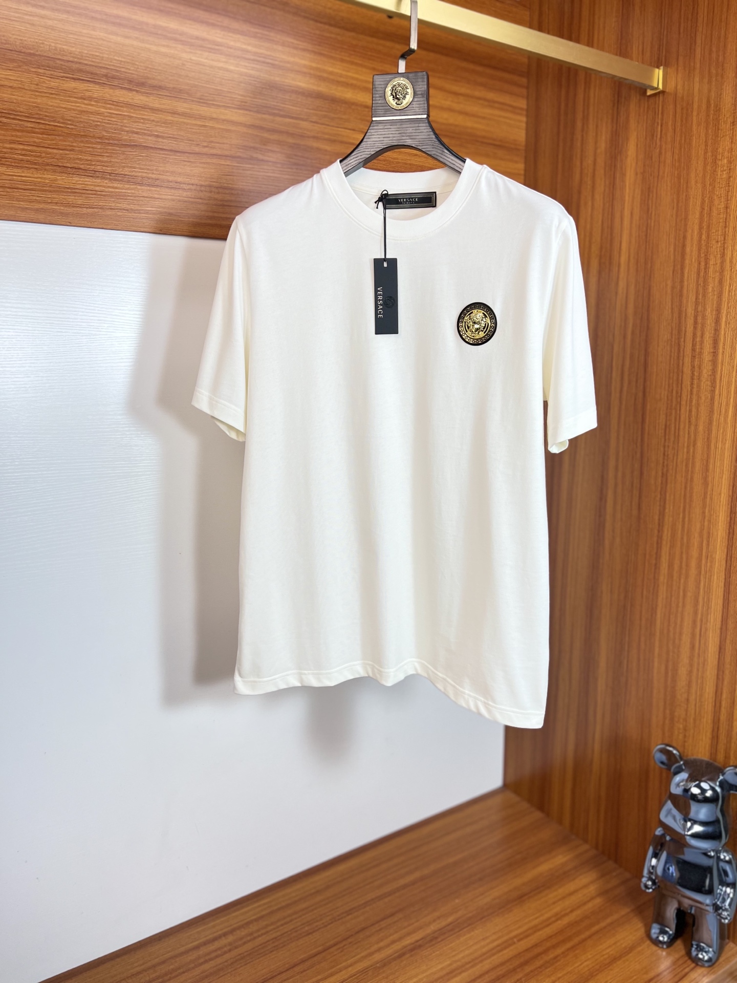 NO:153209,Versace/Versace 2025 spring and summer new product, complete three standards, round neck pure cotton short-sleeved T-shirt, don’t need to introduce too much good products, look at the details, counter code number S-XL /140 suggestions M,,versace,versace,T-shirt,tees,t-shirt,alexander wang19860909Versace/范思哲 2025春夏新品 三标齐全 圆领纯棉短袖T恤 好货不用过多介绍 看细节 专柜码数S-XL /140建议M,,versace,versace,T-shirt,tees，t-shirt,alexander wang,Men's clothing