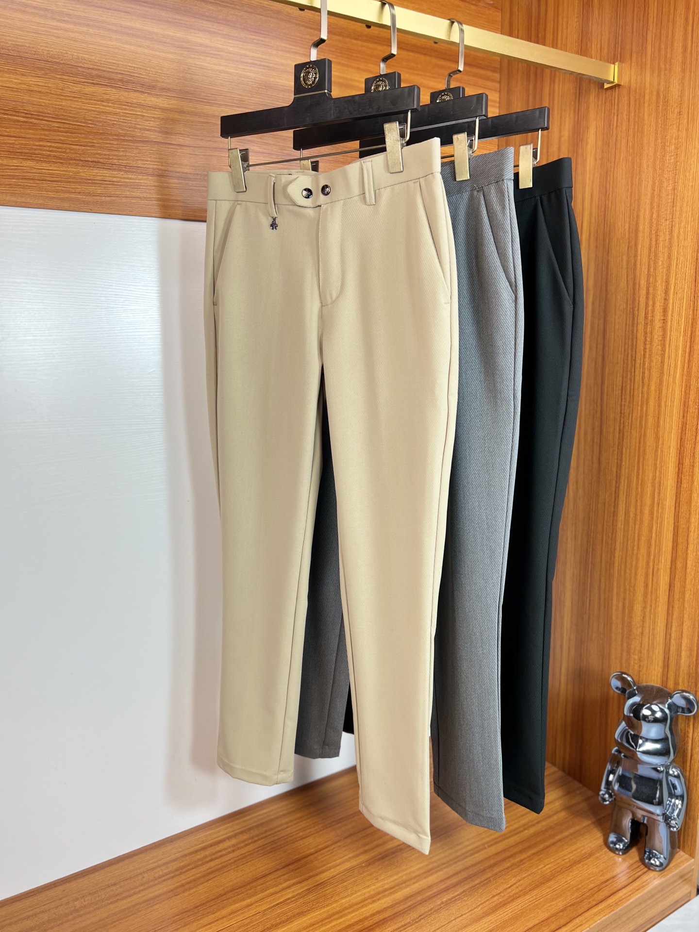 NO:156073,Prada/Prada 2035 Spring and Summer New Products, Complete Three Standards, Trousers, Casual Pants, Good Products, Don’t need to introduce too much, look at the details, Counter code 29-36 / upper body 32,,prada,prada,alexander wang19860909Prada/普拉达 2035春夏新品 三标齐全 西裤 休闲裤 好货不用过多介绍 看细节 专柜码数29-36 /上身32码,,prada,prada,alexander wang,Men's clothing