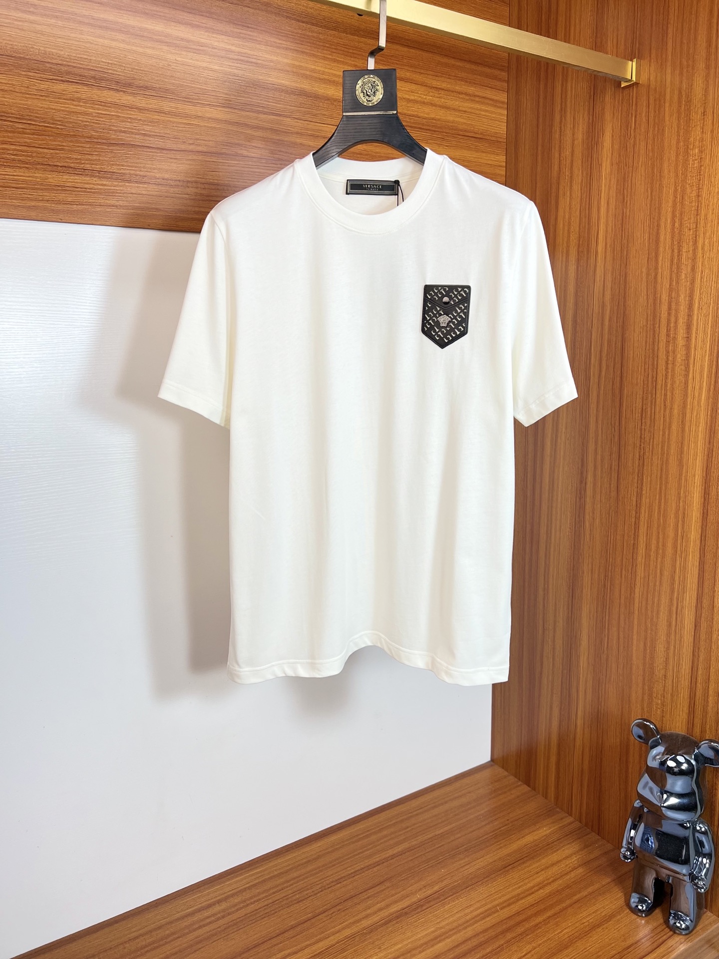 NO:498944,Versace/Versace 2025 spring and summer new product, complete three standards, round neck pure cotton short-sleeved T-shirt, don’t need to introduce too much good products, look at the details, counter code number S-XL /140 suggestions M,,versace,versace,T-shirt,tees,t-shirt,alexander wang19860909Versace/范思哲 2025春夏新品 三标齐全 圆领纯棉短袖T恤 好货不用过多介绍 看细节 专柜码数S-XL /140建议M,,versace,versace,T-shirt,tees，t-shirt,alexander wang,Men's clothing