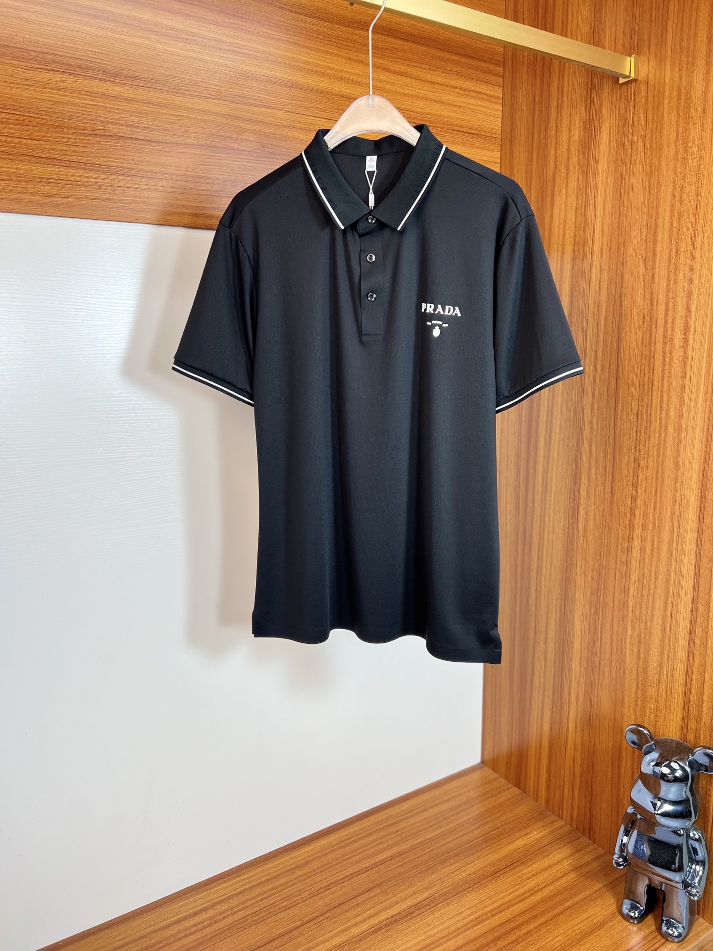 NO:156103,Prada/Prada 2025 Spring and Summer New Products are available, Three Standards Complete, Secretless Light Luxury Lapel Short-Sleeve POLO Shirt, Don’t need to introduce too much good products, look at the details, Counter Code M-XXXL / Suggestions L,,,prada,prada,T-shirt,alexander wang19860909Prada/普拉达 2025年春夏新品上新 三标齐全 无痕轻奢翻领短袖POLO衫 好货不用过多介绍 看细节 专柜码数M-XXXL /建议L,,,prada,prada,T-shirt,alexander wang,Men's clothing