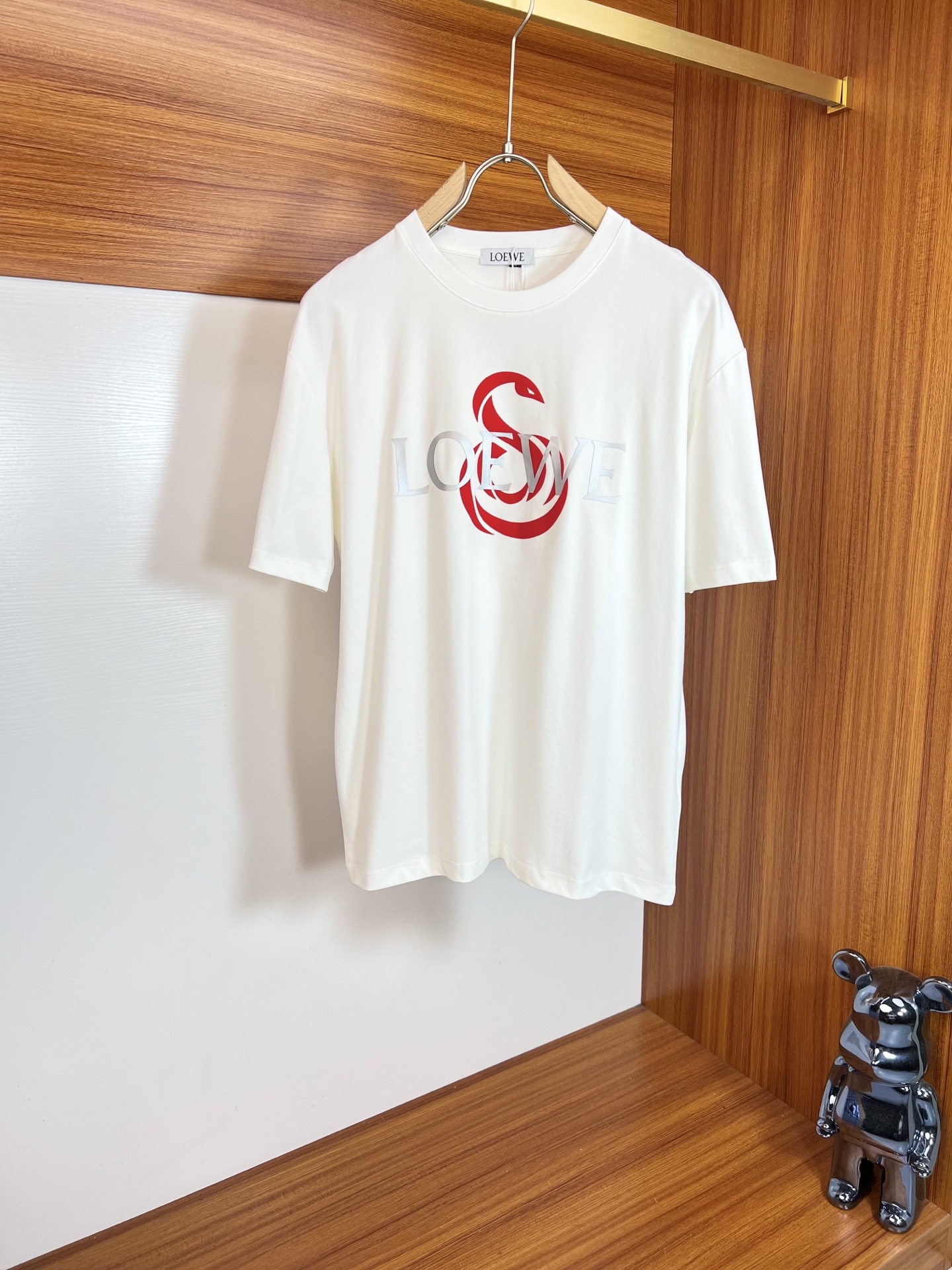 NO:137488,Loewe/Luo Yiwei New products for spring and summer 2025 are available in new products, complete three standards, round neck short-sleeved T-shirts, no need to introduce them too much, look at the details, counter number M-XXXL 175/140 Suggestions,,loewe,loewe,T-shirt,tees,t-shirt,alexander wang19860909Loewe/罗意威 2025年春夏新品上新 三标齐全 圆领短袖T恤 好货不用过多介绍 看细节 专柜码数M-XXXL 175/140建议L,,loewe,loewe,T-shirt,tees，t-shirt,alexander wang,Men's clothing