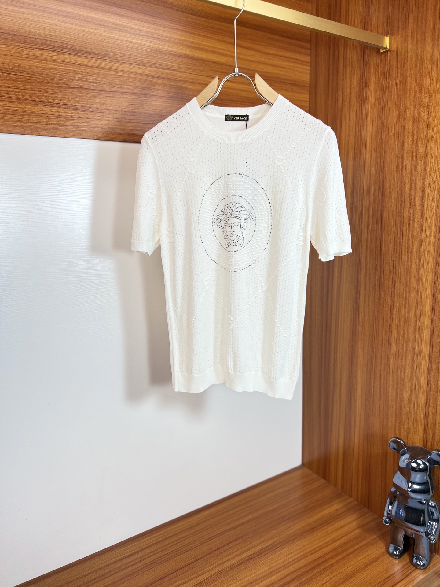 NO:137481,Versace/Versace 2025 new spring and summer products are available in new products, complete three standards, round neck knitted short-sleeved T-shirts, good products do not need to be introduced too much, look at the details, counter number M-XXXXL 175/140 Suggestions, L, versace, versace, T-shirt, tees, t-shirt, alexander wang19860909Versace/范思哲 2025年春夏新品上新 三标齐全 圆领针织短袖T恤 好货不用过多介绍 看细节 专柜码数M-XXXXL 175/140建议L,,versace,versace,T-shirt,tees，t-shirt,alexander wang,Men's clothing