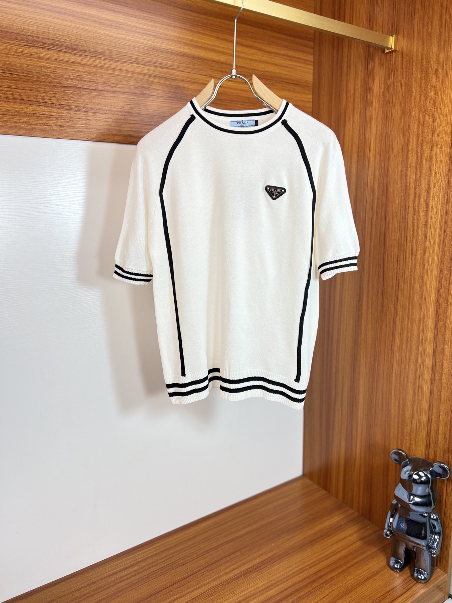 NO:137484,Prada/Prada 2025 new spring and summer products are available in new products, complete three standards, round neck knitted short-sleeved T-shirts, no need to introduce too much good products, look at the details, counter number M-XXXL 175/140 Suggestions,,prada,prada,T-shirt,tees,t-shirt,alexander wang19860909Prada/普拉达 2025年春夏新品上新 三标齐全 圆领针织短袖T恤 好货不用过多介绍 看细节 专柜码数M-XXXL 175/140建议L,,prada,prada,T-shirt,tees，t-shirt,alexander wang,Men's clothing