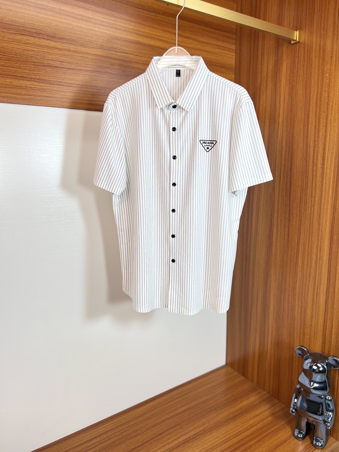 NO:137490,Prada 2025 Spring and Summer New Products are available, with three standards, traceless light luxury shirts, good products do not need to be introduced too much, look at the details, counter number M-XXXL 175/140 Suggestions,,,prada,shirts,alexander wang19860909普拉达 2025年春夏新品上新 三标齐全 无痕轻奢衬衫 好货不用过多介绍 看细节 专柜码数M-XXXL 175/140建议L,,,prada,shirts,alexander wang,Men's clothing