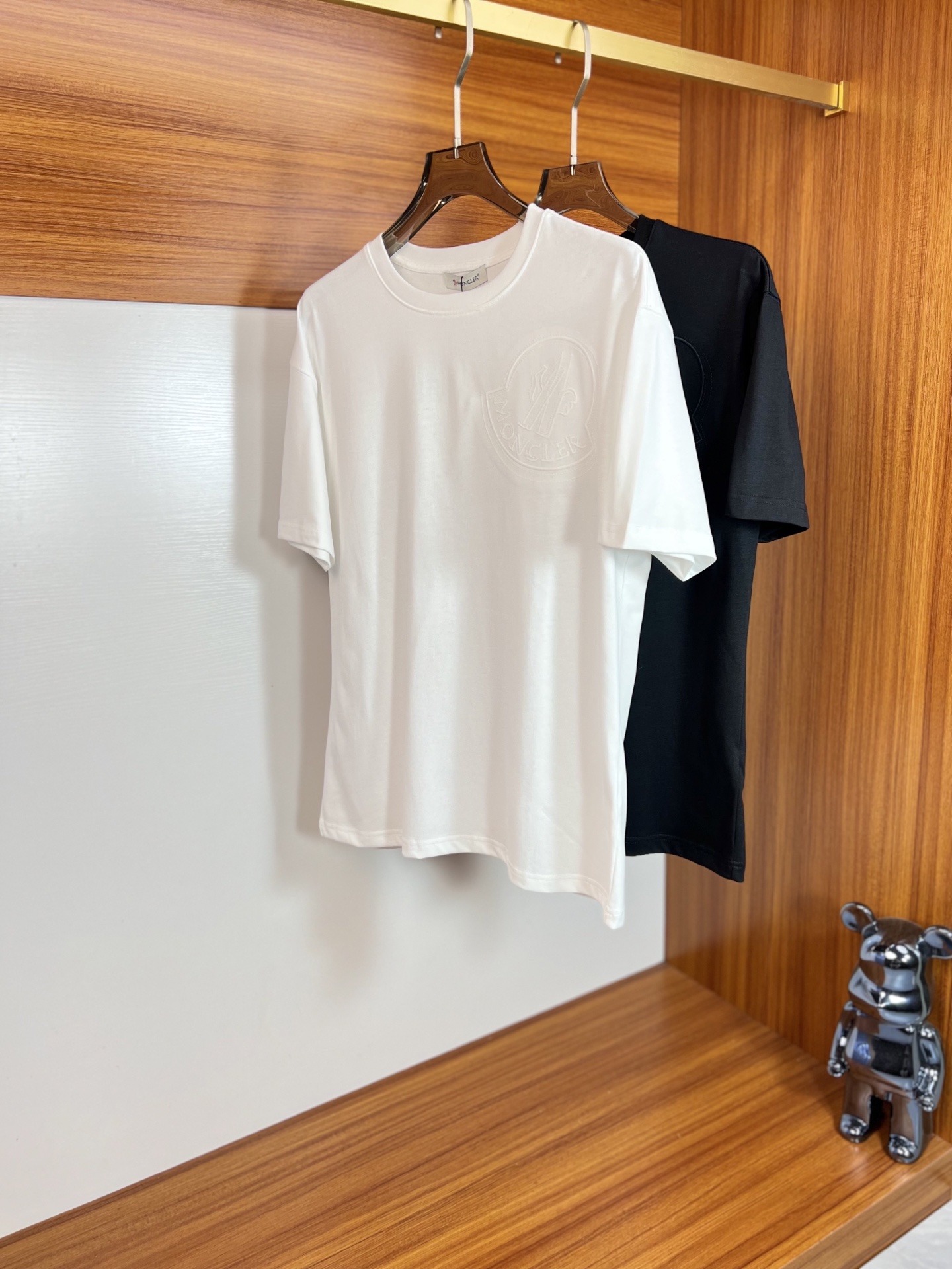 NO:140269,Moncler/Monkey 2025 new spring and summer products are available in new products, complete three standards, round neck short-sleeved T-shirts, good products do not need to be introduced too much, look at the details, counter code number S-XXL /140 suggestions M,,christian louboutin,Moncler,T-shirt,tees,t-shirt,alexander wang19860909Moncler/蒙口 2025年春夏新品上新 三标齐全 圆领短袖T恤 好货不用过多介绍 看细节 专柜码数S-XXL /140建议M,,christian louboutin,Moncler,T-shirt,tees，t-shirt,alexander wang,Men's clothing