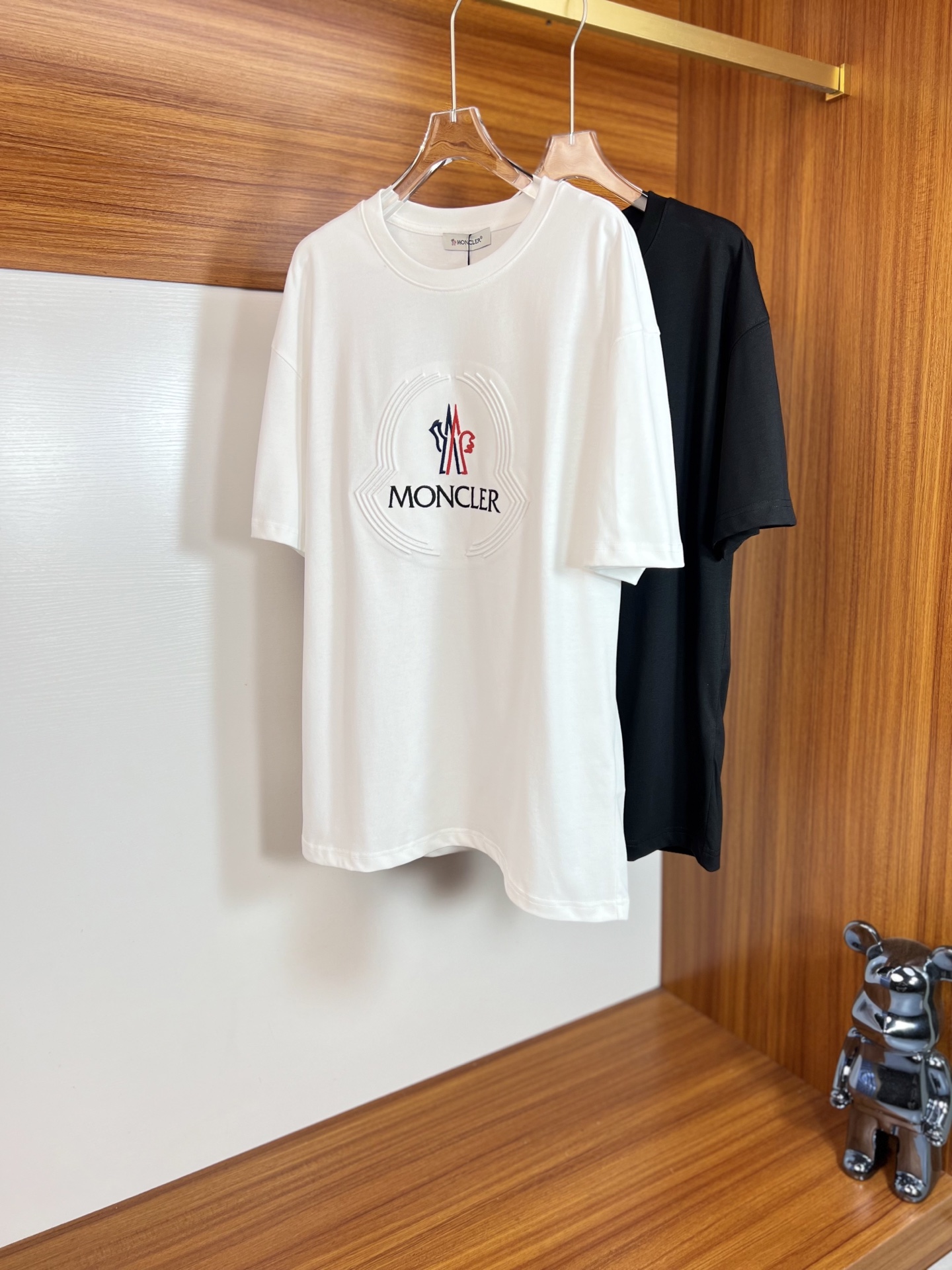 NO:140278,Moncler/Monkey 2025 new spring and summer products are available in new products, complete three standards, round neck short-sleeved T-shirts, good products do not need to be introduced too much, look at the details, counter code number S-XXL /140 suggestions M,,christian louboutin,Moncler,T-shirt,tees,t-shirt,alexander wang19860909Moncler/蒙口 2025年春夏新品上新 三标齐全 圆领短袖T恤 好货不用过多介绍 看细节 专柜码数S-XXL /140建议M,,christian louboutin,Moncler,T-shirt,tees，t-shirt,alexander wang,Men's clothing