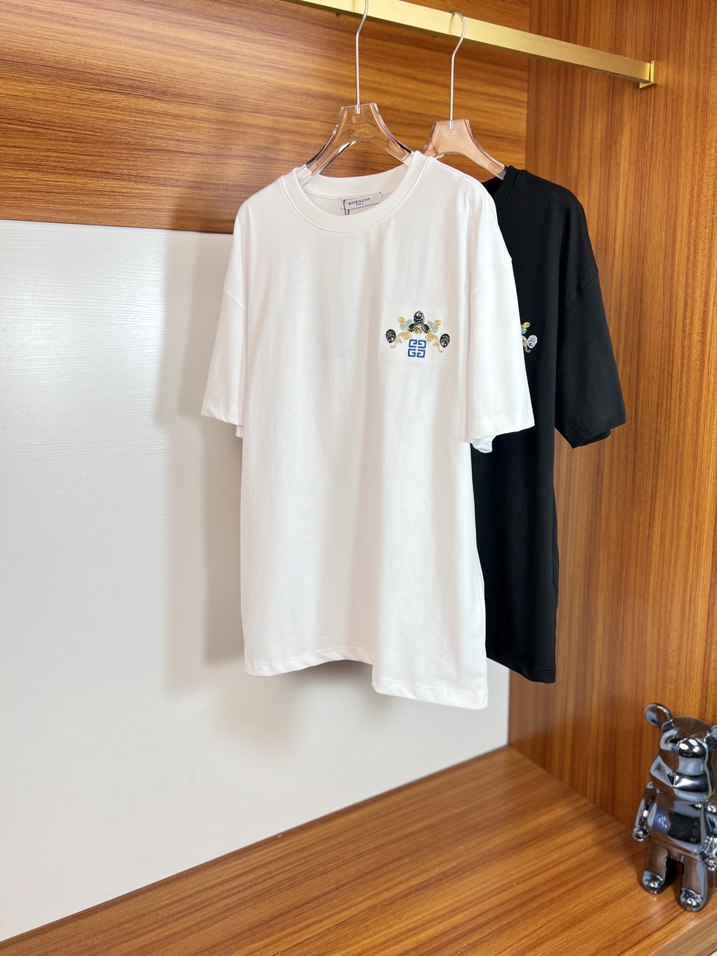 NO:140280,Givenchy New products for spring and summer 2025 are available in new products, complete three standards, round neck short-sleeved T-shirts, good products do not need to be introduced too much, look at the details, counter number S-XXL /140 suggestions M, given, given, given, T-shirt,tees, t-shirt,alexander wang19860909give/纪梵希 2025年春夏新品上新 三标齐全 圆领短袖T恤 好货不用过多介绍 看细节 专柜码数S-XXL /140建议M,,givenchy,givenchy,T-shirt,tees，t-shirt,alexander wang,Men's clothing