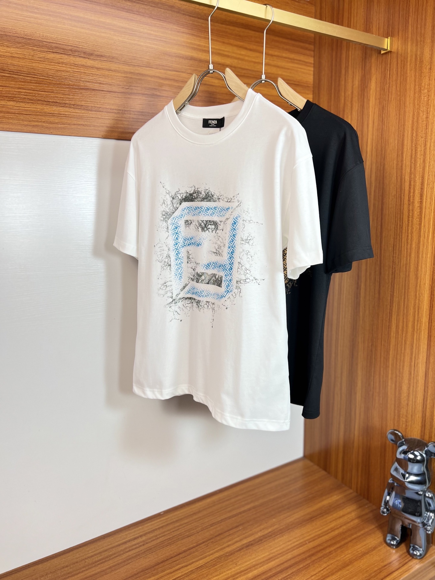 NO:140286,Fendi/Fendi 2025 new spring and summer products are available, complete three standards, round neck short-sleeved T-shirts, good products do not need to be introduced too much, look at the details, counter code number S-XXL /140 suggestions M,,fendi,fendi,T-shirt,tees,t-shirt,alexander wang19860909Fendi/芬迪 2025年春夏新品上新 三标齐全 圆领短袖T恤 好货不用过多介绍 看细节 专柜码数S-XXL /140建议M,,fendi,fendi,T-shirt,tees，t-shirt,alexander wang,Men's clothing