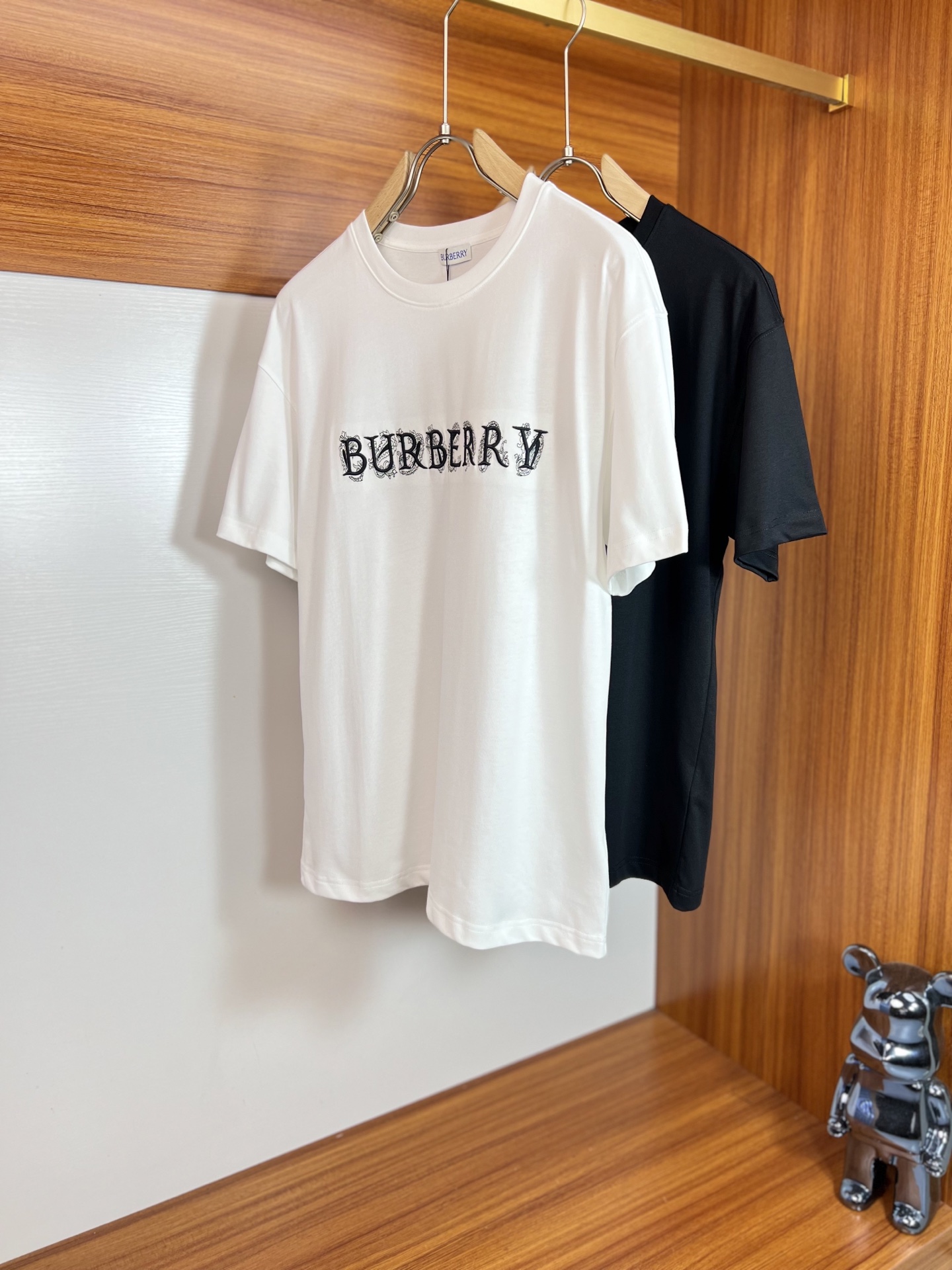 NO:140289,Burberry/Burberry New products for spring and summer 2025 are available in new products, complete three standards, round neck short-sleeved T-shirts, no need to introduce too much good products, look at the details, counter code S-XXL /140 suggestions M,,burberry,burberry,T-shirt,tees,t-shirt,alexander wang19860909Burberry/巴宝莉 2025年春夏新品上新 三标齐全 圆领短袖T恤 好货不用过多介绍 看细节 专柜码数S-XXL /140建议M,,burberry,burberry,T-shirt,tees，t-shirt,alexander wang,Men's clothing
