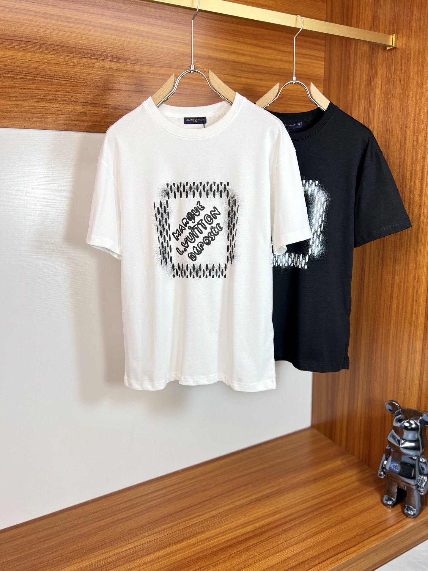 NO:140295,LV/Louis Vuitton 2025 Spring and Summer New Products are available, Three Standards Complete Round Neck Short-Sleeve T-shirts Don't need to introduce too much good products, look at the details. Counter code S-XXL /140 Suggestions M,,louis vuitton,louis vuitton,T-shirt,tees,t-shirt,alexander wang19860909LV/路易威登 2025年春夏新品上新 三标齐全 圆领短袖T恤 好货不用过多介绍 看细节 专柜码数S-XXL /140建议M,,louis vuitton,louis vuitton,T-shirt,tees，t-shirt,alexander wang,Men's clothing
