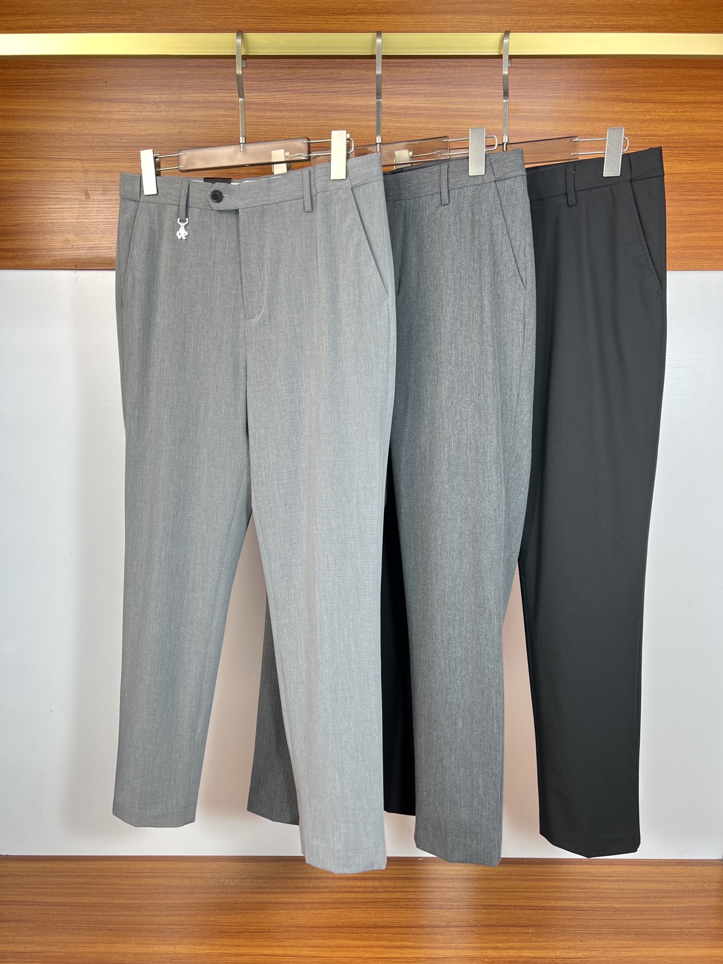 NO:140298,Prada/Prada 2025 spring and summer new products, complete three standards, trousers, casual pants, good products, don't need to introduce too much, look at the details, counter number 28-38 / 140 upper body 32,,prada,prada,alexander wang19860909Prada/普拉达 2025春夏新品 三标齐全 西裤 休闲裤 好货不用过多介绍 看细节 专柜码数28-38 /140上身32,,prada,prada,alexander wang,Men's clothing