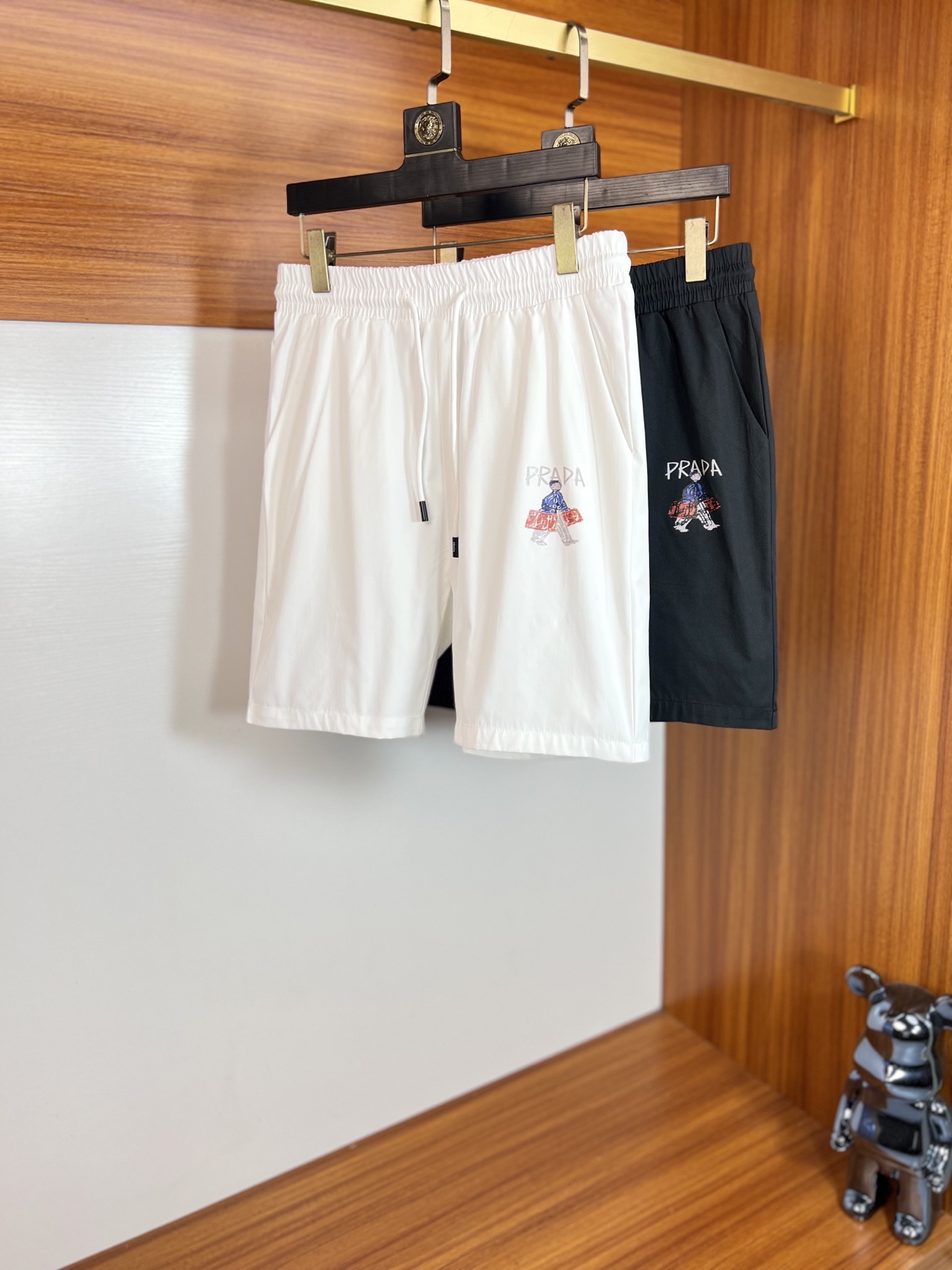 NO:415960,Prada/Prada 2025 spring and summer new products, complete three-standard five-point shorts, good products don’t need to be introduced too much, look at the details, counter number M-XXXL /140 upper body suggestions L,,prada,prada, shorts,alexander wang19860909Prada/普拉达 2025春夏新品 三标齐全 五分短裤 好货不用过多介绍 看细节 专柜码数M-XXXL /140上身建议L,,prada,prada,shorts,alexander wang,Men's clothing