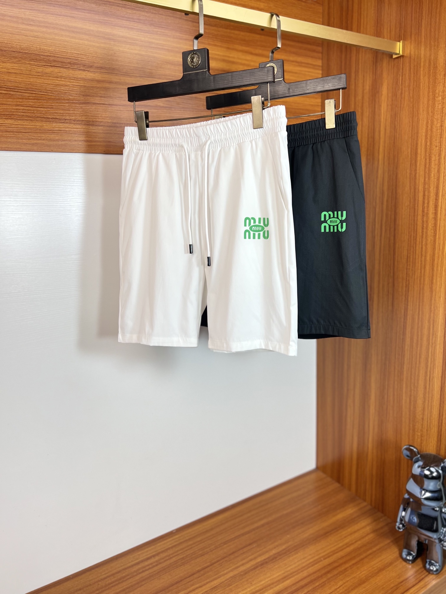 NO:415898,MiuMiu 2025 spring and summer new product, complete three-standard five-point shorts, good products don’t need to be introduced too much, look at the details, counter number M-XXXL /140 upper body suggestions L,,miumiu, shorts, alexander wang19860909MiuMiu 2025春夏新品 三标齐全 五分短裤 好货不用过多介绍 看细节 专柜码数M-XXXL /140上身建议L,,miumiu,shorts,alexander wang,Men's clothing