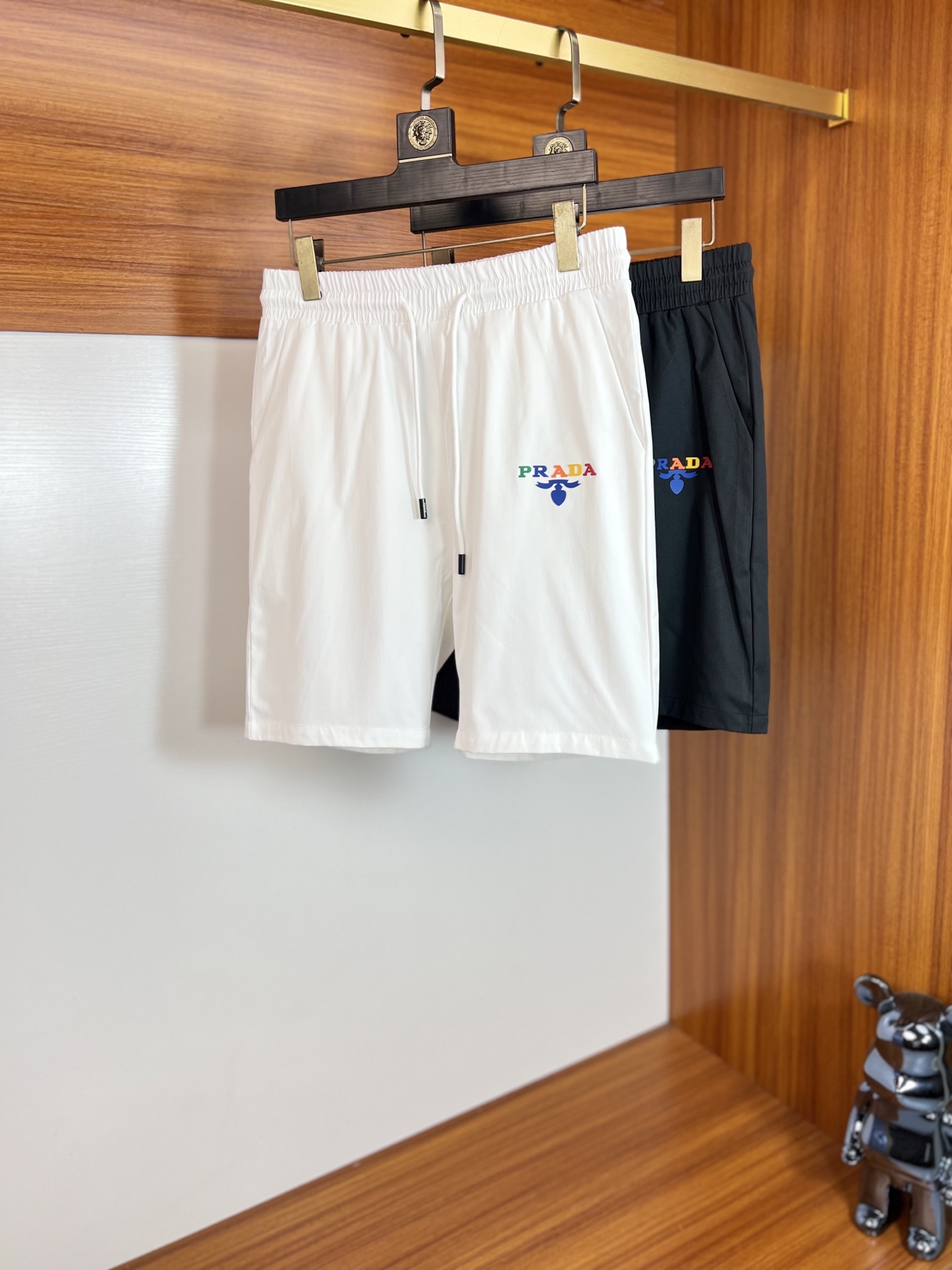 NO:415906,Prada/Prada 2025 spring and summer new products, complete three-standard five-point shorts, good products don’t need to be introduced too much, look at the details, counter number M-XXXL /140 upper body suggestions L,,prada,prada, shorts,alexander wang19860909Prada/普拉达 2025春夏新品 三标齐全 五分短裤 好货不用过多介绍 看细节 专柜码数M-XXXL /140上身建议L,,prada,prada,shorts,alexander wang,Men's clothing