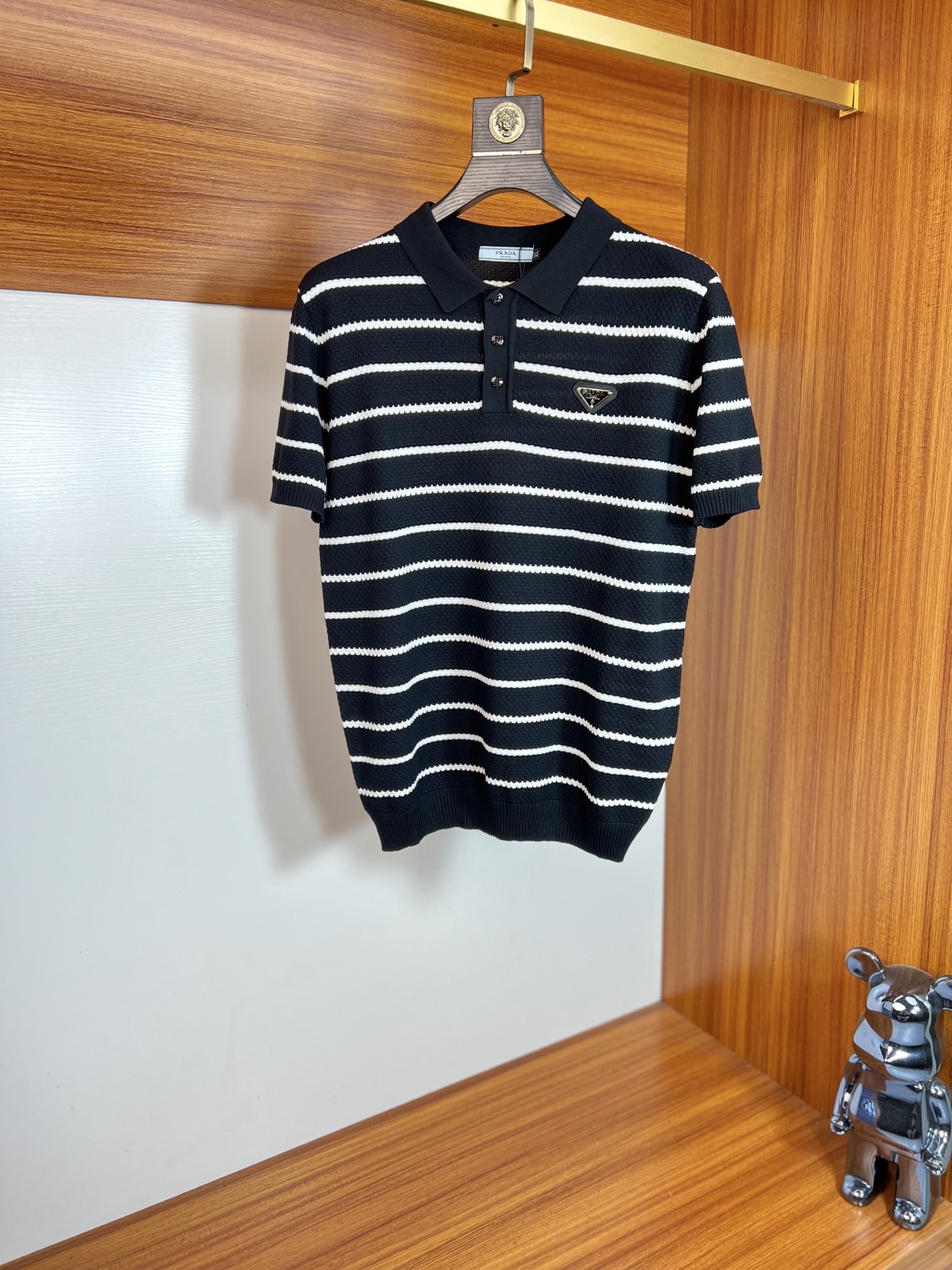 NO:141806,Prada/Prada 2025 new spring and summer products are available in new products, complete three standards, knitted lapel short-sleeved POLO shirt, no need to introduce too much good products, look at the details, counter number M-XXXXL 175/140 Suggestions,,,prada,prada,T-shirt,alexander wang19860909Prada/普拉达 2025年春夏新品上新 三标齐全 针织翻领短袖POLO衫 好货不用过多介绍 看细节 专柜码数M-XXXXL 175/140建议L,,,prada,prada,T-shirt,alexander wang,Men's clothing