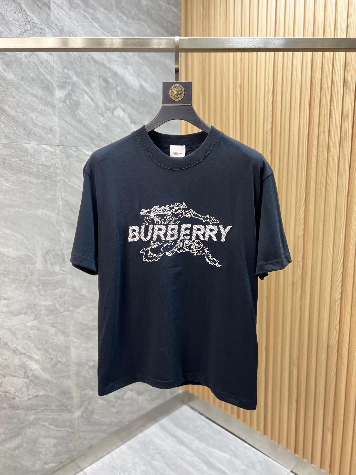 NO:141809,Burberry/Burberry New products for spring and summer 2025 are available in new products, complete three standards, pure cotton round neck short-sleeved T-shirt, no need to introduce too much good products, look at the details, counter code number XS-XL 175/140 Suggestions,,burberry,burberry,T-shirt,tees,t-shirt,alexander wang19860909Burberry/巴宝莉 2025年春夏新品上新 三标齐全 纯棉圆领短袖T恤 好货不用过多介绍 看细节 专柜码数XS-XL 175/140建议S,,burberry,burberry,T-shirt,tees，t-shirt,alexander wang,Men's clothing